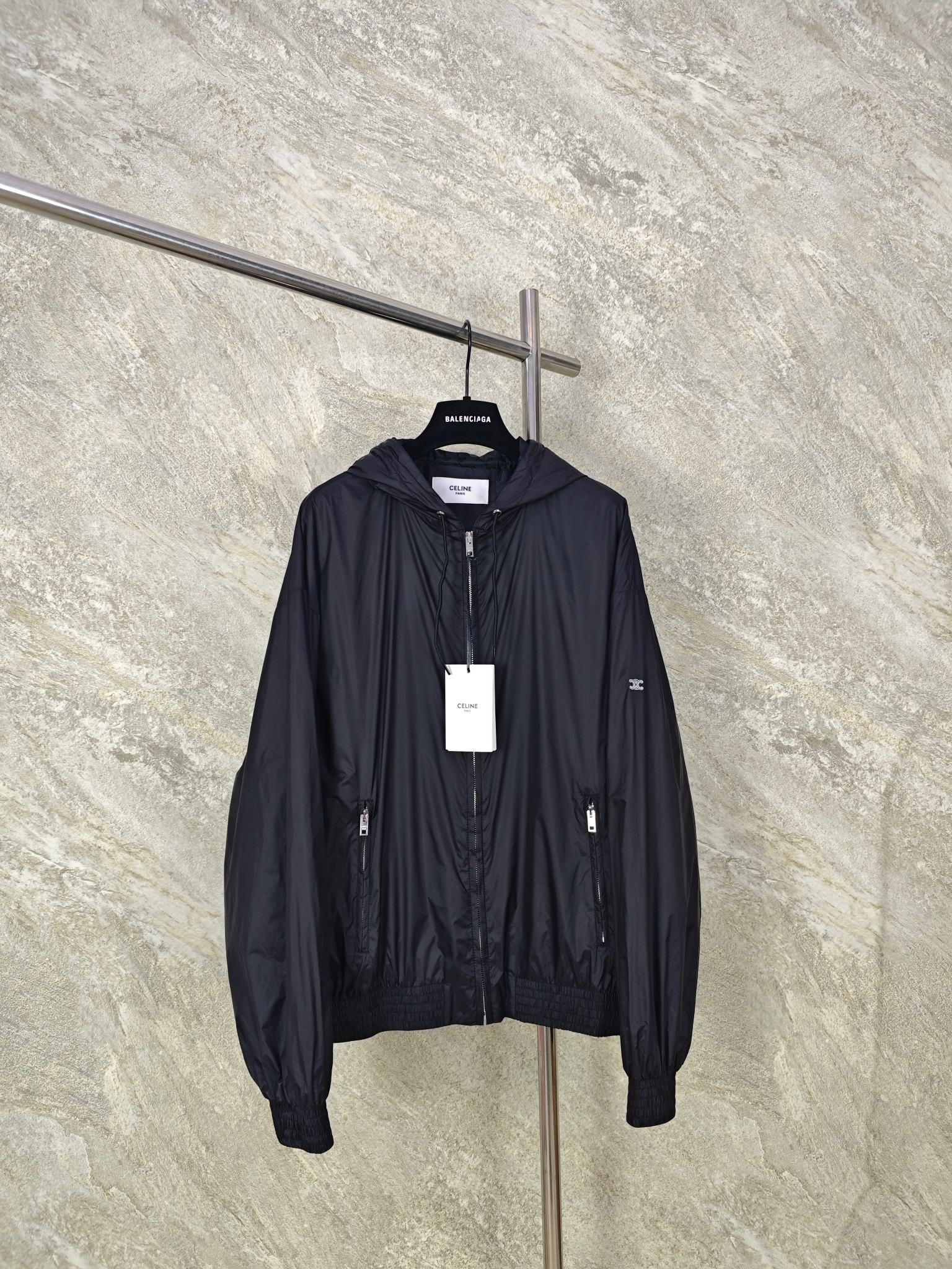 NO:898879,Top-quality Celine embroidered hooded jacket is made of precision woven polyester filament plain weave. The silk threads are twisted and shaped at high temperatures. The warp and weft threads are arranged in a high-density staggered pattern. The texture of the fabric surface is fine and even, and the fabric body is tight and tight. Size: 1234, Celine-clothing, celine, celine, jackets & coats, hats,19860909顶级品质 Celine饰刺绣连帽夹克 采用聚酯长丝平纹精密编织织造,丝线经过高温加捻定型处理,经纬线高密度交错排布,织面纹理细腻均匀,布身紧致紧实. Size:1234,赛琳-服装,celine,celine,jackets & coats,hats,,Women's clothing