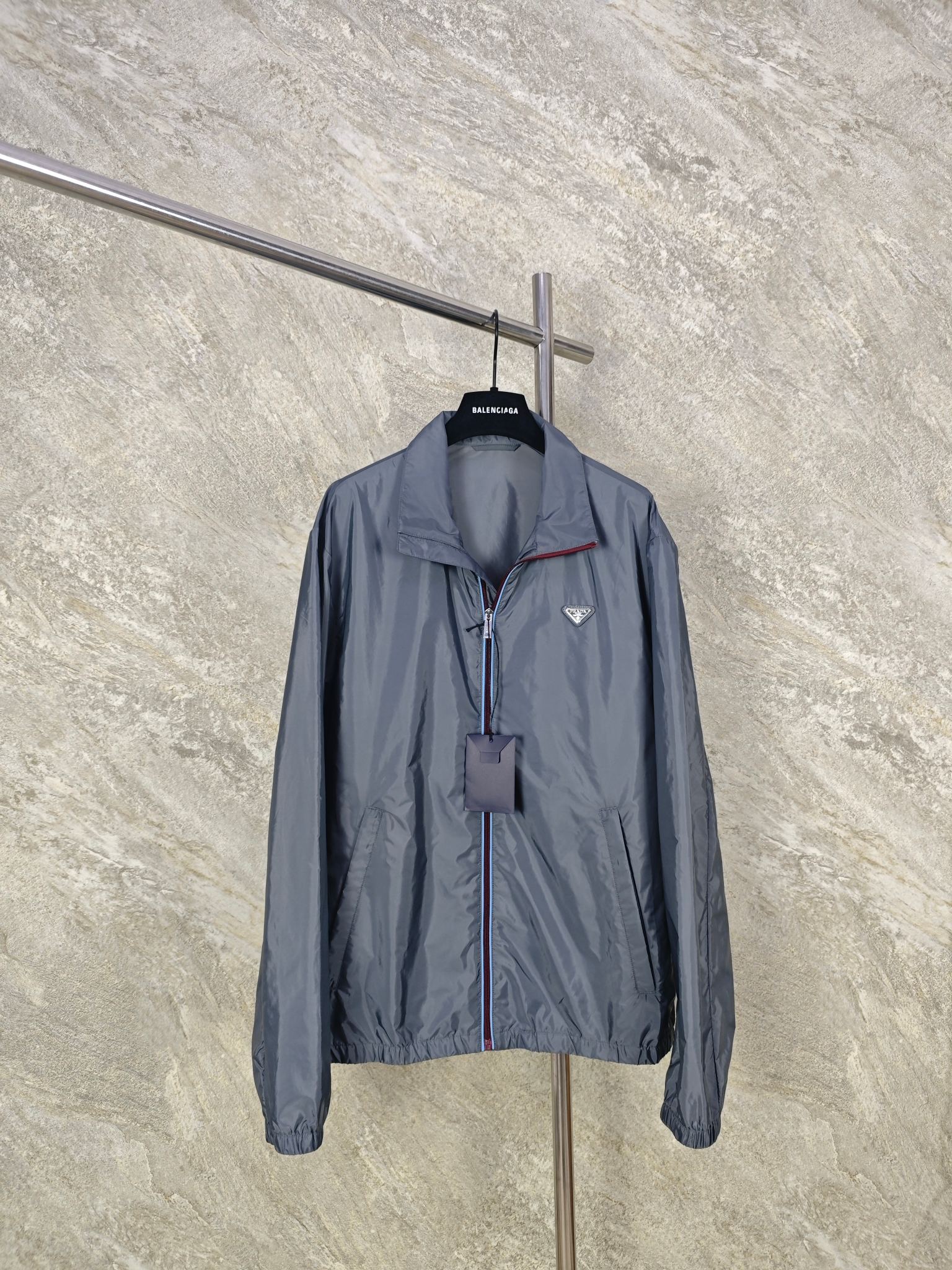 NO:898890,Top quality PRADA zipper-trimmed stand-collar jacket. Selected high-density woven nylon fabric, with firm and full fiber texture. The overall texture is light and thin, with zero weight on the upper body. After the fabric has been treated with water-repellent treatment, slight wet water will not easily adhere to it. SizeSMLXL, Prada-clothing, prada, prada, jackets & coats,19860909顶级品质 PRADA 拉链饰边立领夹克 精选高密织造尼龙面料,纤维肌理紧实饱满,整体质地轻盈轻薄,上身零负重.面料经过防泼水处理之后,轻微湿水不易附着 SizeSMLXL,普拉达-服装,prada,prada,jackets & coats,,Women's clothing