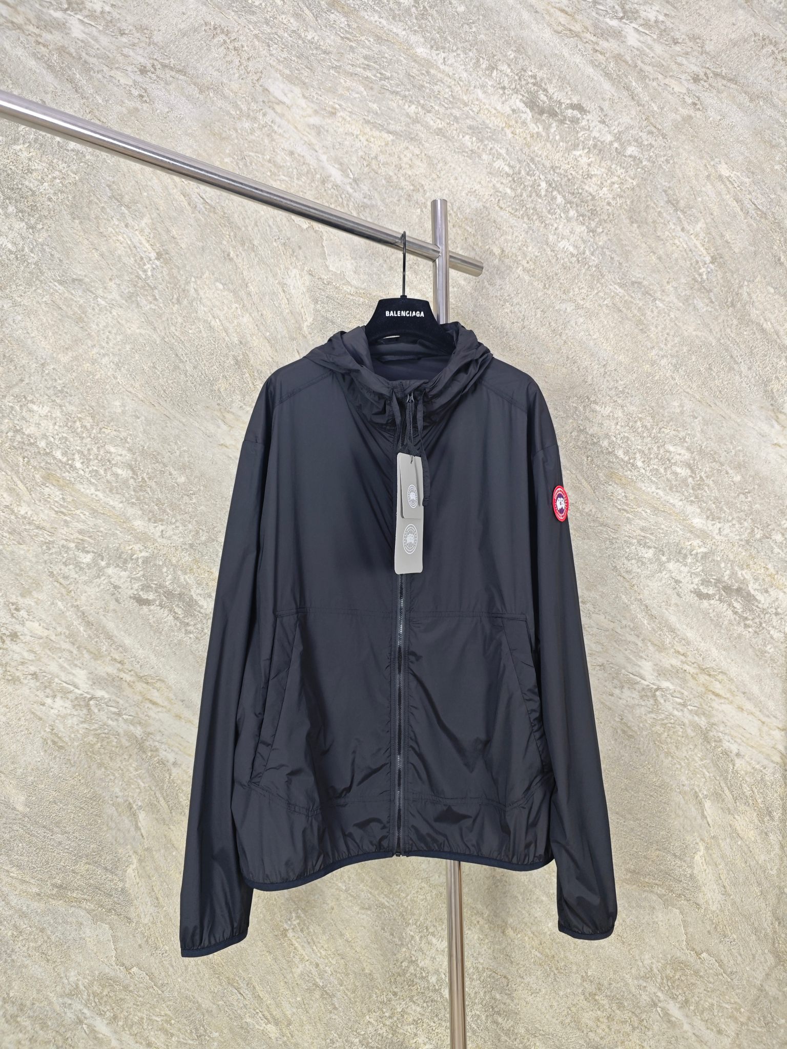 NO:898882,Top quality Canada goose emblem hooded windproof jacket is made of high-density nylon quick-drying fabric, which feels as thin as a second layer of skin. It has excellent moisture absorption and perspiration properties. It is not easy to stick to the body after sweating and can quickly evaporate moisture, saying goodbye to the stuffiness. Size: S M L XL, Canada Goose-clothing, jackets & coats, hats,19860909顶级品质 Canada goose饰章连帽防风外套 采用高密尼龙速干面料,触感轻薄如第二层皮肤,自带出色的吸湿排汗属性,出汗后不易黏身,能快速挥发湿气,告别闷热 Size:S M L XL,加拿大鹅-服装,jackets & coats,hats,,Women's clothing