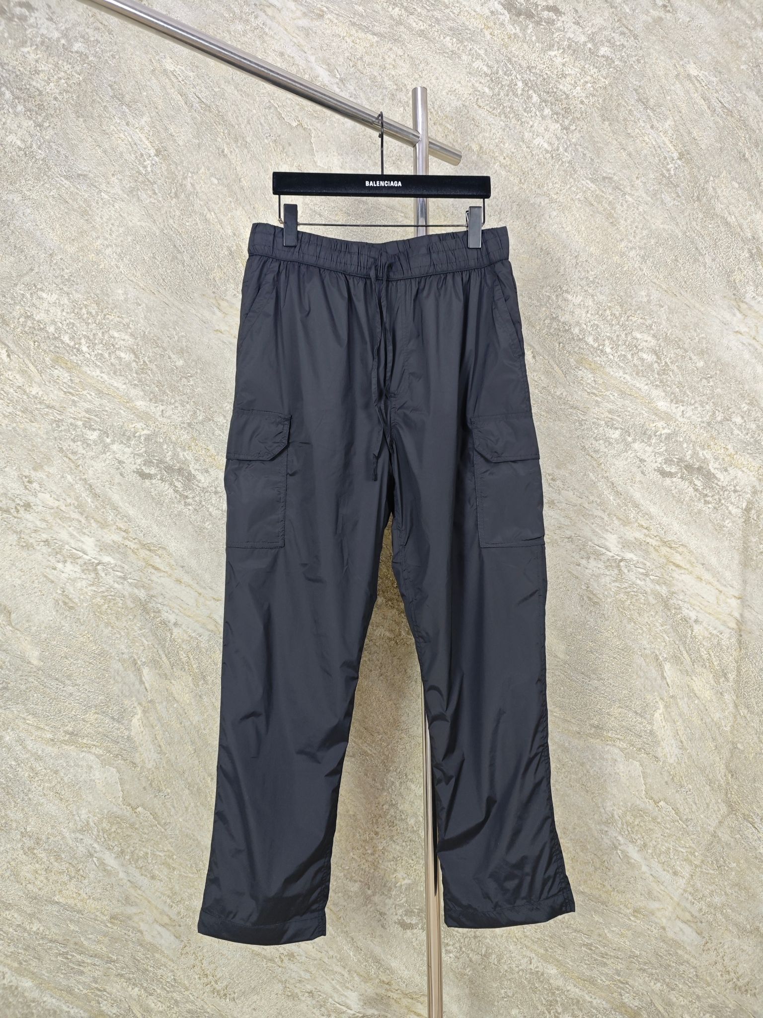 NO:898886,Top-quality Canada Goose emblem quick-drying trousers are made of high-density nylon quick-drying fabric, which feels as thin as a second skin. It has excellent moisture absorption and perspiration properties. It will not stick to the body after sweating and can quickly evaporate moisture, saying goodbye to hot and sticky. Whether it is summer commuting, outdoor travel or sports and fitness, you can keep your body dry. Size: S M L XL, Canada Goose-Clothing,19860909顶级品质 Canada goose饰章速干长裤裤 采用高密尼龙速干面料,触感轻薄如第二层皮肤,自带出色的吸湿排汗属性,出汗后不易黏身,能快速挥发湿气,告别闷热黏腻,无论是夏日通勤、户外出行还是运动健身,都能保持干爽体感. Size:S M L XL,加拿大鹅-服装,,Women's clothing