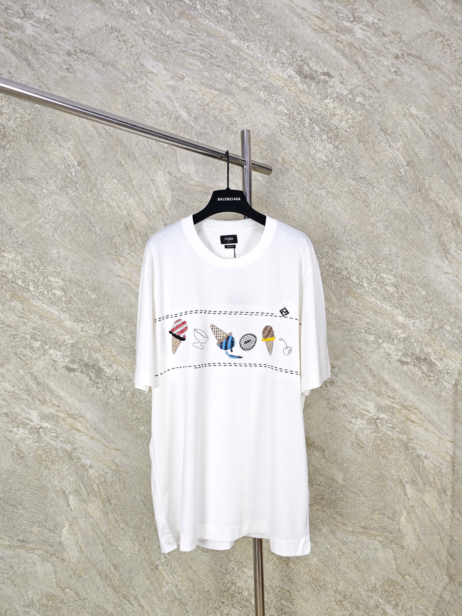 NO:898877,Top quality Fendi Fendi fun ice cream embroidered short-sleeved T-shirt. The chest is embroidered with imported high-density machines. The dotted lines above and below the pattern are stitched. The double-thread seam is of the same color and craftsmanship as the original. The stitching is neat and neat, restoring the exquisite details of the brand. size S M L XL, Louis Vuitton-clothing, fendi, fendi, louis vuitton, T-shirt, tees, t-shirt,19860909顶级品质 Fendi芬迪趣味冰淇淋刺绣短袖T恤 胸前采用进口机台高密度刺绣,图案上下的虚线车线,采用和原版同色同工艺的双线锁边,走线工整,还原品牌的精致细节. size S M L XL,路易威登-服装,fendi,fendi,louis vuitton,T-shirt,tees，t-shirt,,Women's clothing
