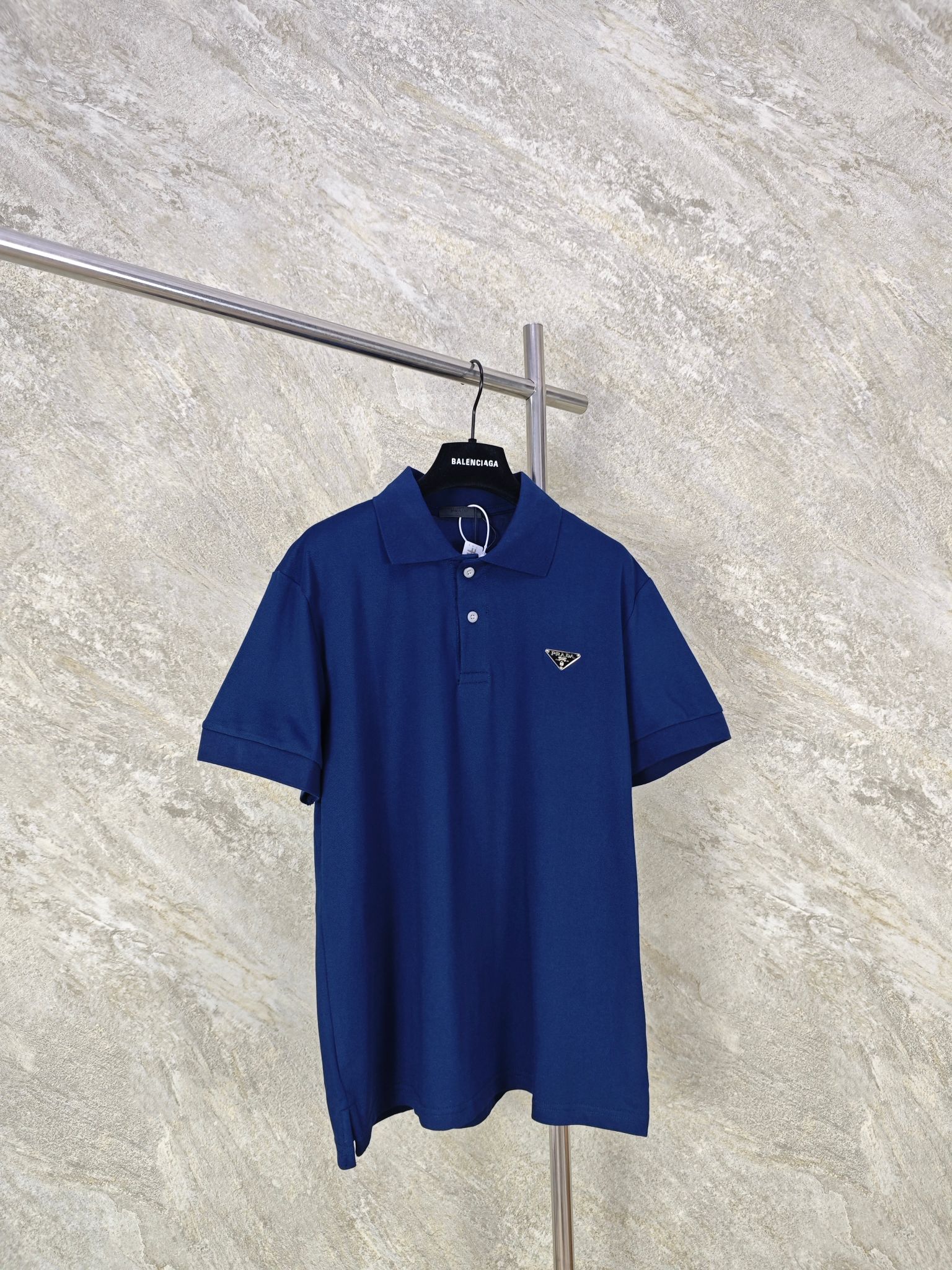 NO:898903,Top quality PRADA steel label lapel POLO shirt. The fabric is made of 60-count pure cotton mercerized double pique, original customized fabric. This fabric is light, breathable and not stuffy. The thread is custom-woven with mercerized cotton yarn, original 11 customized size. The neckline fits tightly without stretching the hips. The steel label on the chest is customized with the original mold, 11 highly restores the laser engraving logo and the original weight. size S M L XL, Prada - clothing, prada, prada,19860909顶级品质 PRADA钢标翻领POLO衫 面料采用60支纯棉丝光双珠地,原版定制面料,该款面料轻薄透气不闷热.螺纹采用丝光纯棉纱线定织,原版11定制尺寸.领口贴合不拉胯.胸口钢标采用原版开模定制,11高度还原激光刻字标识与原版重量. size S M L XL,普拉达-服装,prada,prada,,Women's clothing