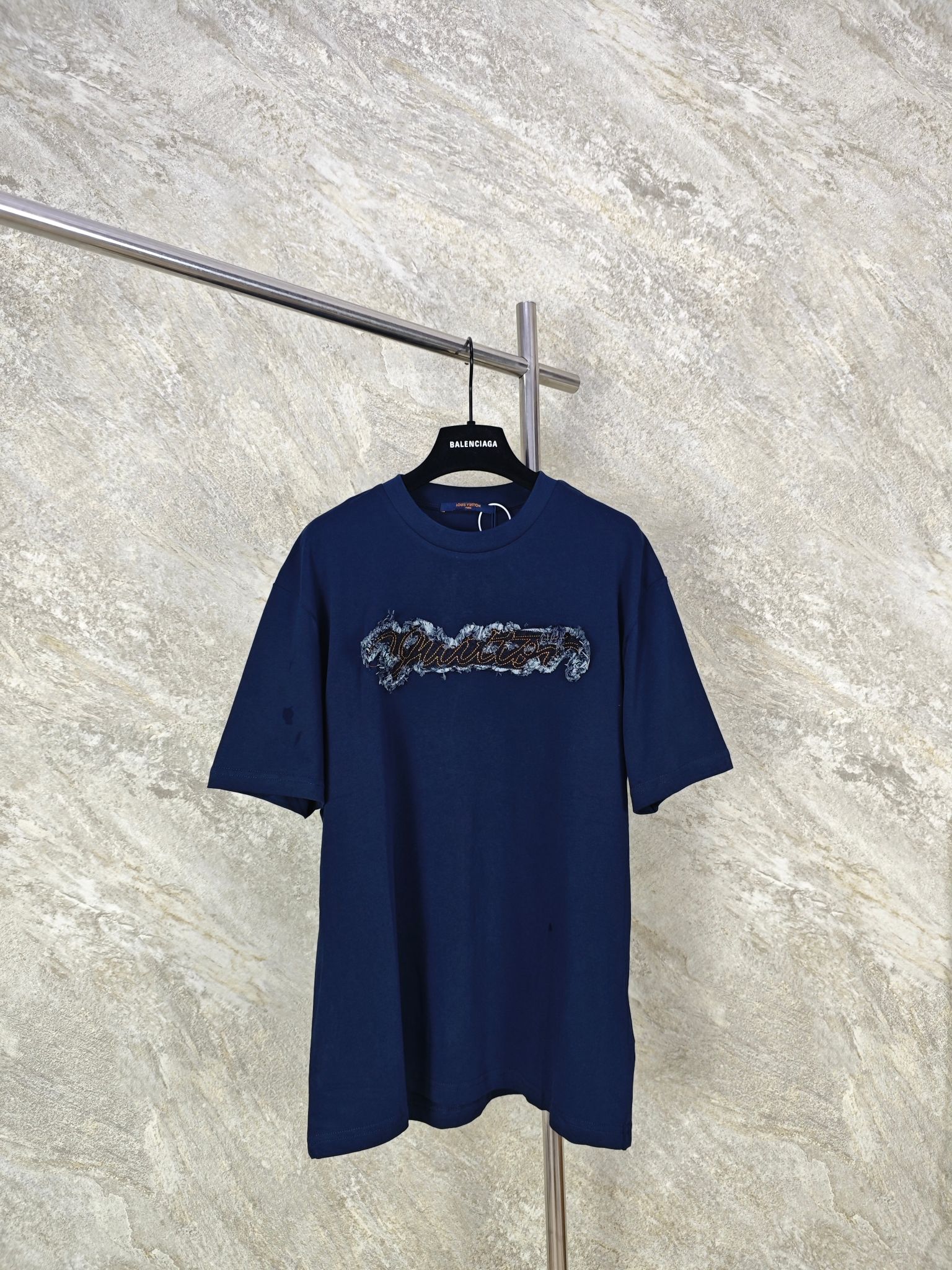 NO:898874,Top quality LV denim patch embroidered short sleeves. The original version was purchased and developed for 10400. It is made of 15-count special woven compact cotton with a weight of 230g/㎡; with 32-count 1×1 rib; the weight is 340g/㎡. The fabric has strong texture and crisp texture. size S M L XL, Louis Vuitton-clothing, louis vuitton, louis vuitton, T-shirt,19860909顶级品质 Lv 牛仔贴布绣短袖 原版10400购入开发,采用15支特纺紧密棉,克重为230g/㎡；搭配32支1×1罗纹；克重为340g/㎡.织物肌理感强,质地挺括. size S M L XL,路易威登-服装,louis vuitton,louis vuitton,T-shirt,,Women's clothing