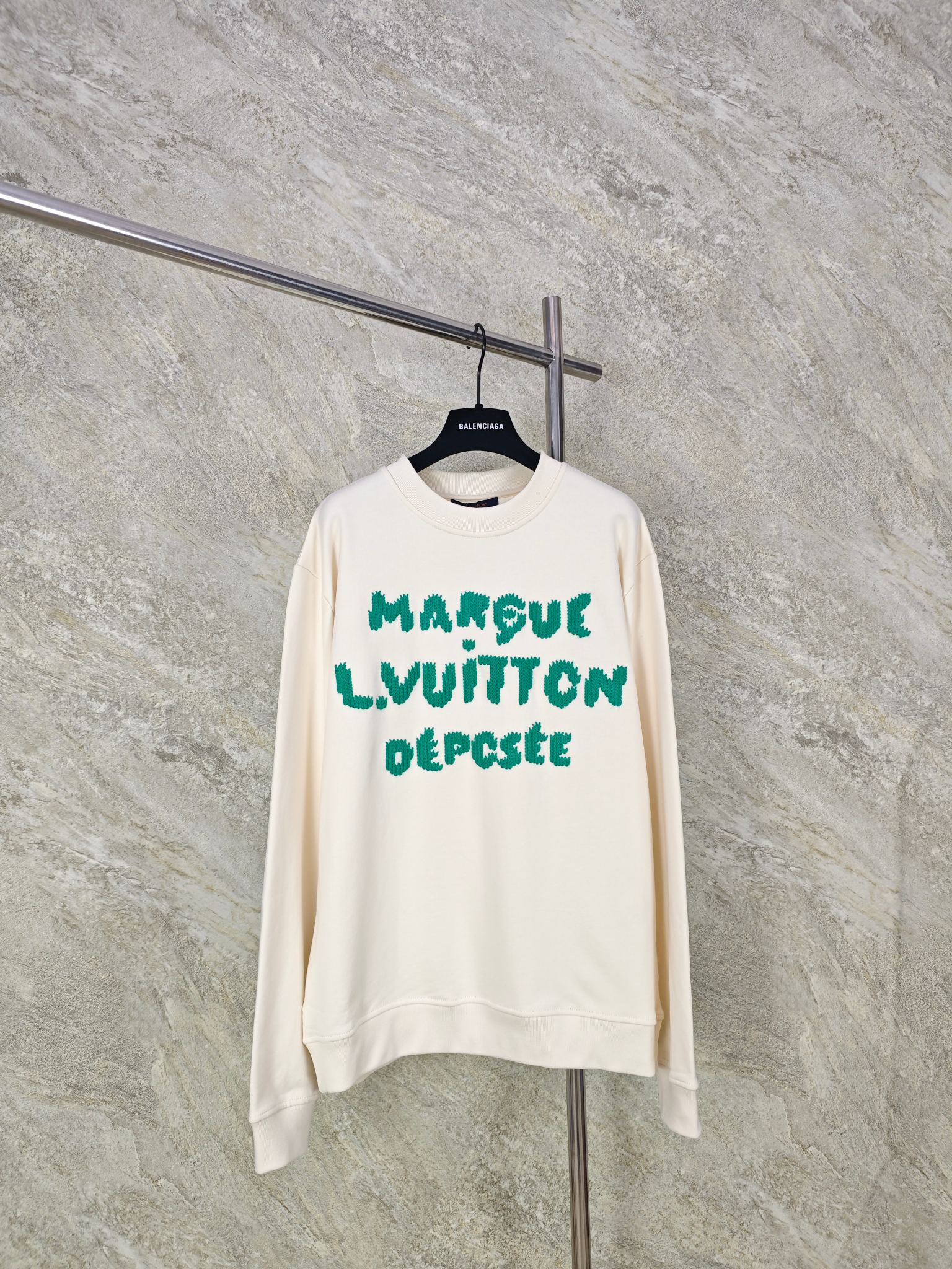 NO:923466,LV wool yarn embroidered letter round neck sweatshirt, originally purchased for 11300, pure cotton fish scale velvet fabric. After the fabric is sanded, the roving fibers on the bottom are evenly fluffed, forming a fine and fluffy fluff layer. This layer of fluff builds a heat storage air layer between the skin and the fabric, which is extremely soft to the touch. Size:19860909LV 毛纱绣字母圆领卫衣 原11300购买,纯棉质鱼鳞绒面料,面料过磨毛处理后,底面的粗纱纤维被均匀起毛,形成一层细密、蓬松的绒毛层,这层绒毛在肌肤与面料之间构建了蓄热空气层,触感极度柔软 Size:XS S M L,路易威登-服装,louis vuitton,louis vuitton,hoodie,sweatshirts,,Women's clothing