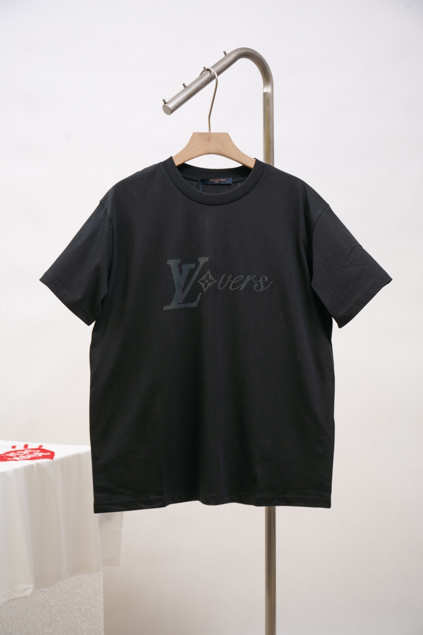 Louis Vuitton Vers T-Shirt - Monogram Cotton Tee - Casual Style 2 windows1742568972209 1351459155612255028