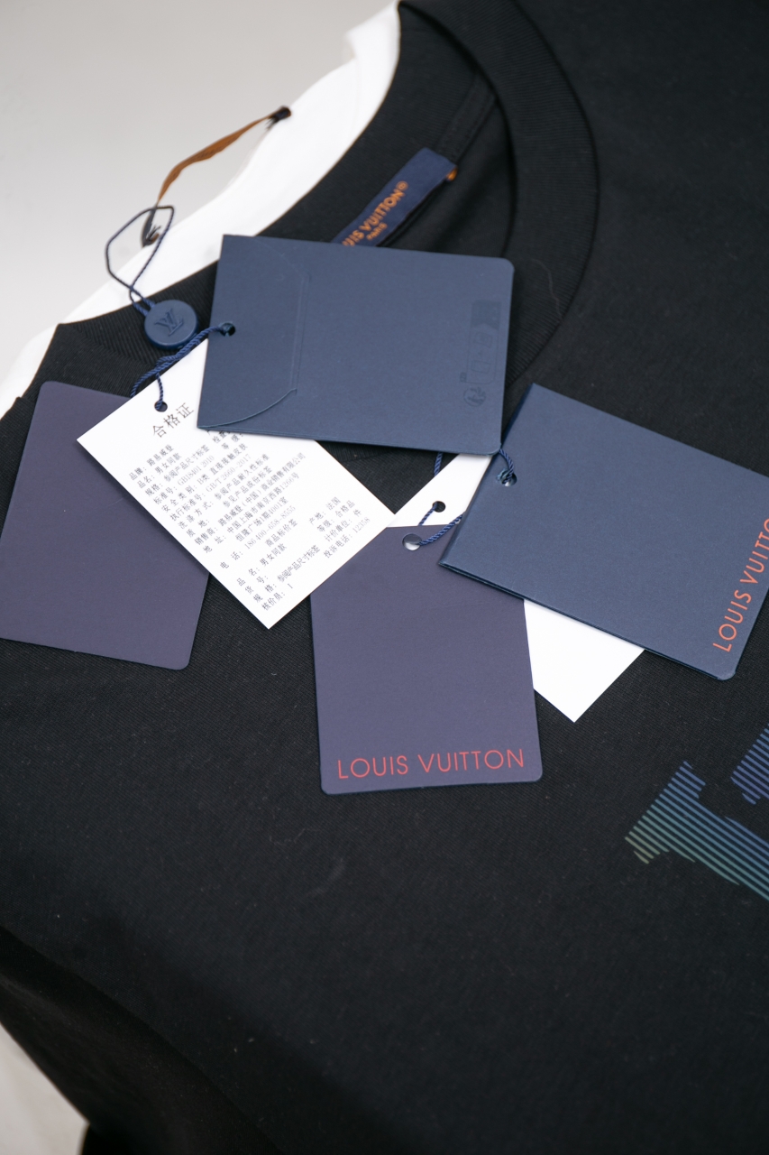 Louis Vuitton Vers T-Shirt - Monogram Cotton Tee - Casual Style 5 windows1742568972495 1695740113773103843