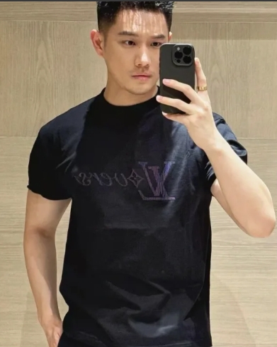 Louis Vuitton Vers T-Shirt: Monogram Rainbow, Cotton, Classic Fit - For Men 4 windows1742569143531 15323404051071176068