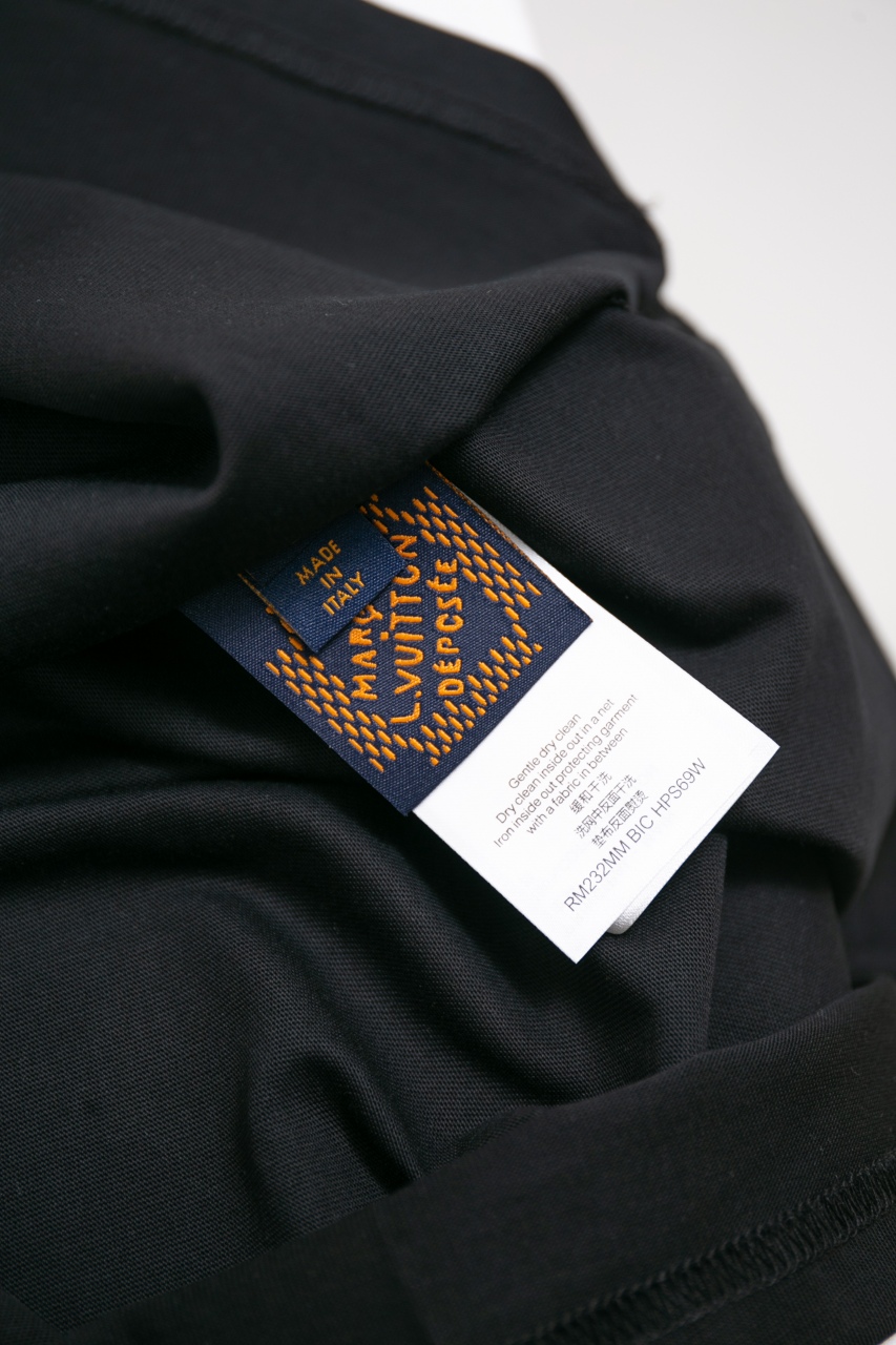 Louis Vuitton Vers T-Shirt: Monogram Rainbow, Cotton, Classic Fit - For Men 7 windows1742569144528 2982120241753631056