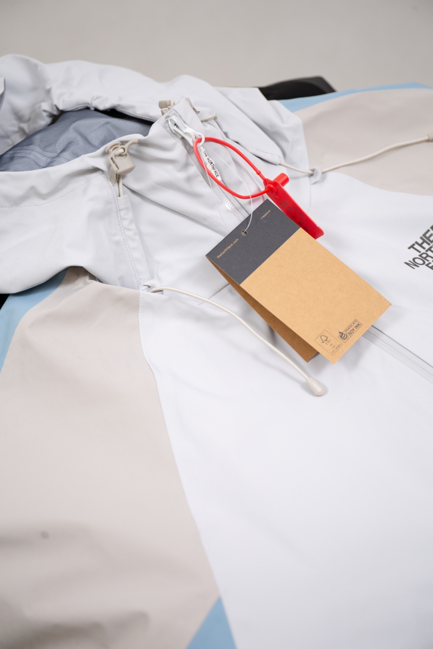 The North Face Men's DRYVENT Waterproof Reflective Windbreaker Jacket 4 windows1743250424345 228060487903162509