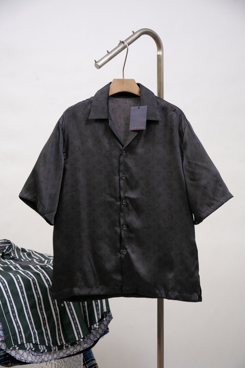Louis Vuitton 2025SS Silk Jacquard Logo Shirt and Shorts Set 2 windows1743519143133 1464537265 911592189