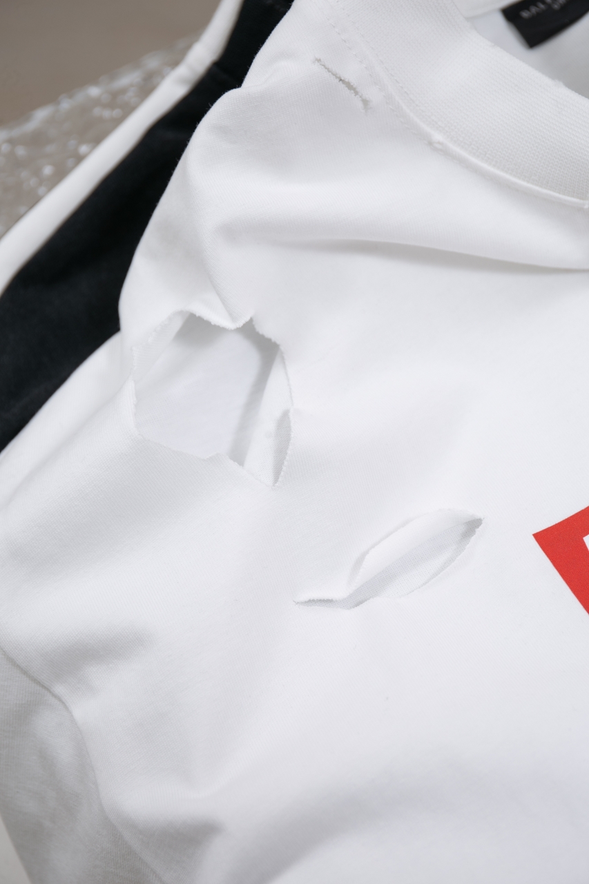 Balenciaga White Long Sleeve Distressed T-Shirt with Logo 8 windows1756825789772 1090314023 237577946