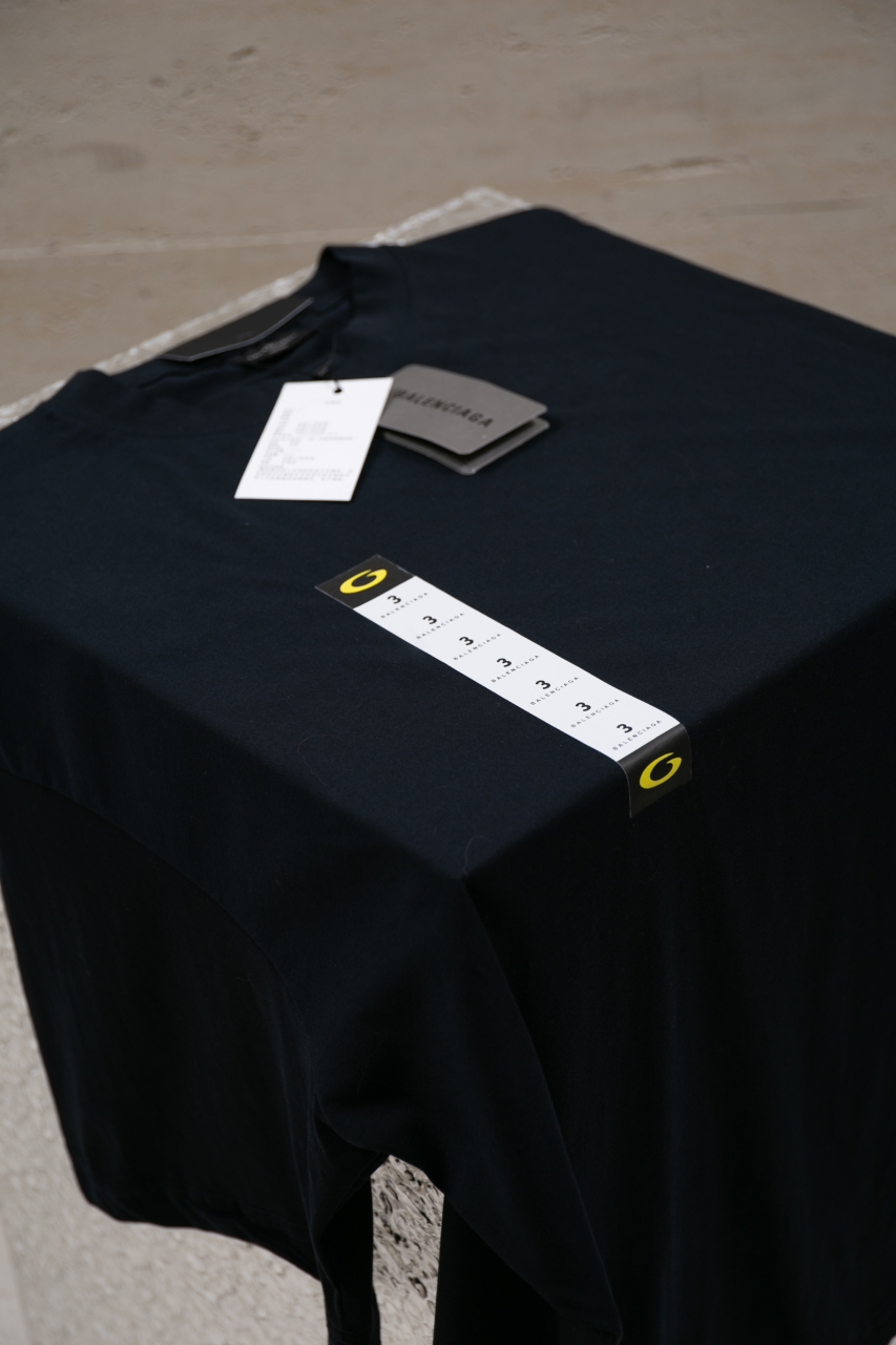 Oakley Men's Black Short Sleeve T-Shirt With Sticker Detail - Casual Style 3 windows1756826564326 1004047995524732284