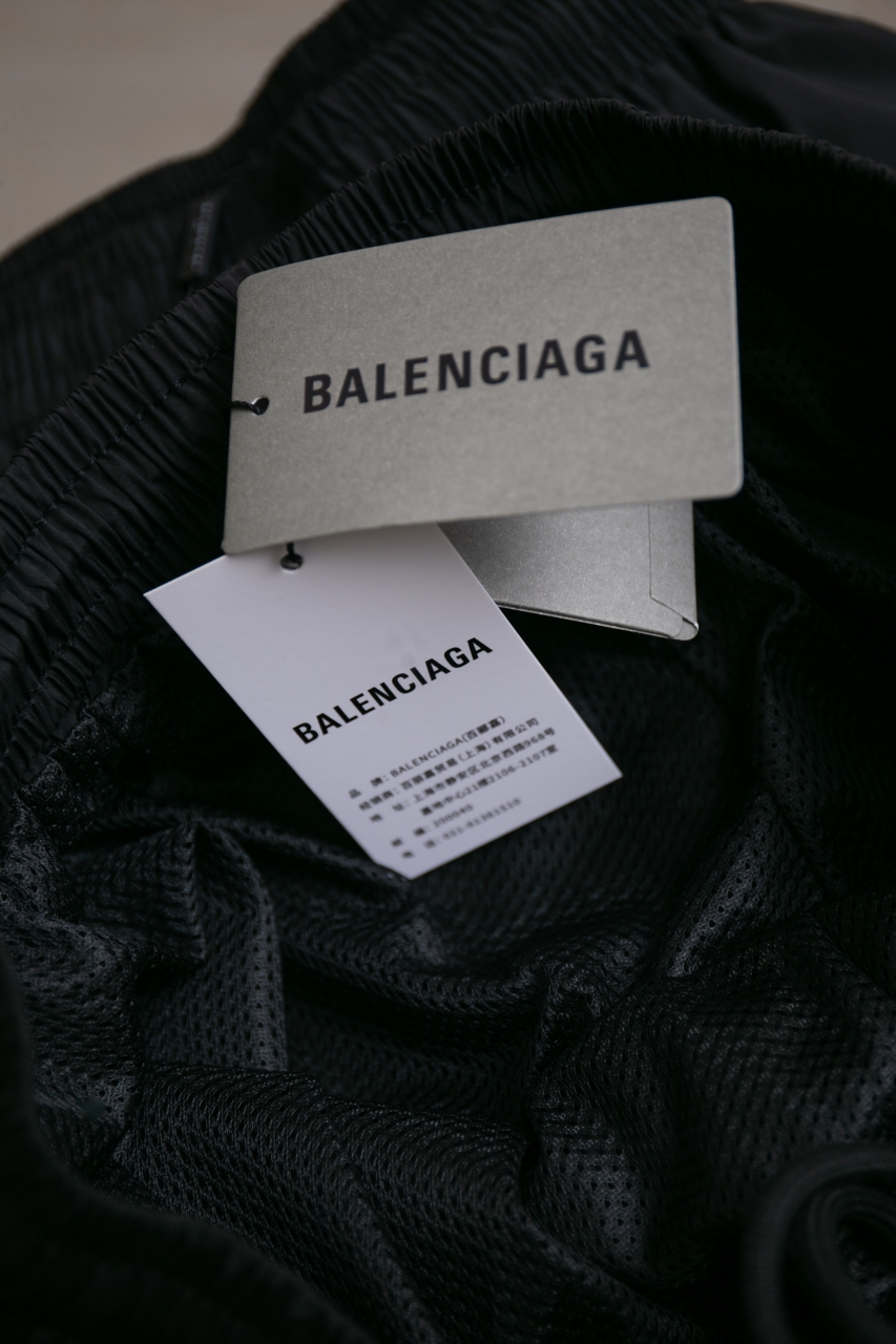 Balenciaga Sport Pants with Embroidered Heart - Limited Edition 3 windows1757686293671 2024352312 422637124