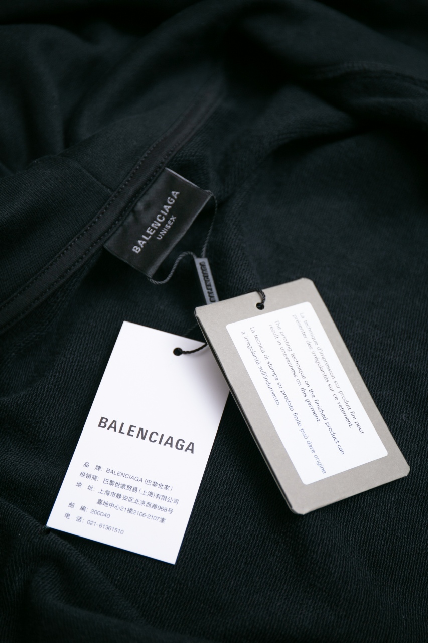 Balenciaga Black Zip-Up Hoodie with Shoulder Stripe Detail 10 windows1757688536502 1936202183 1693641614