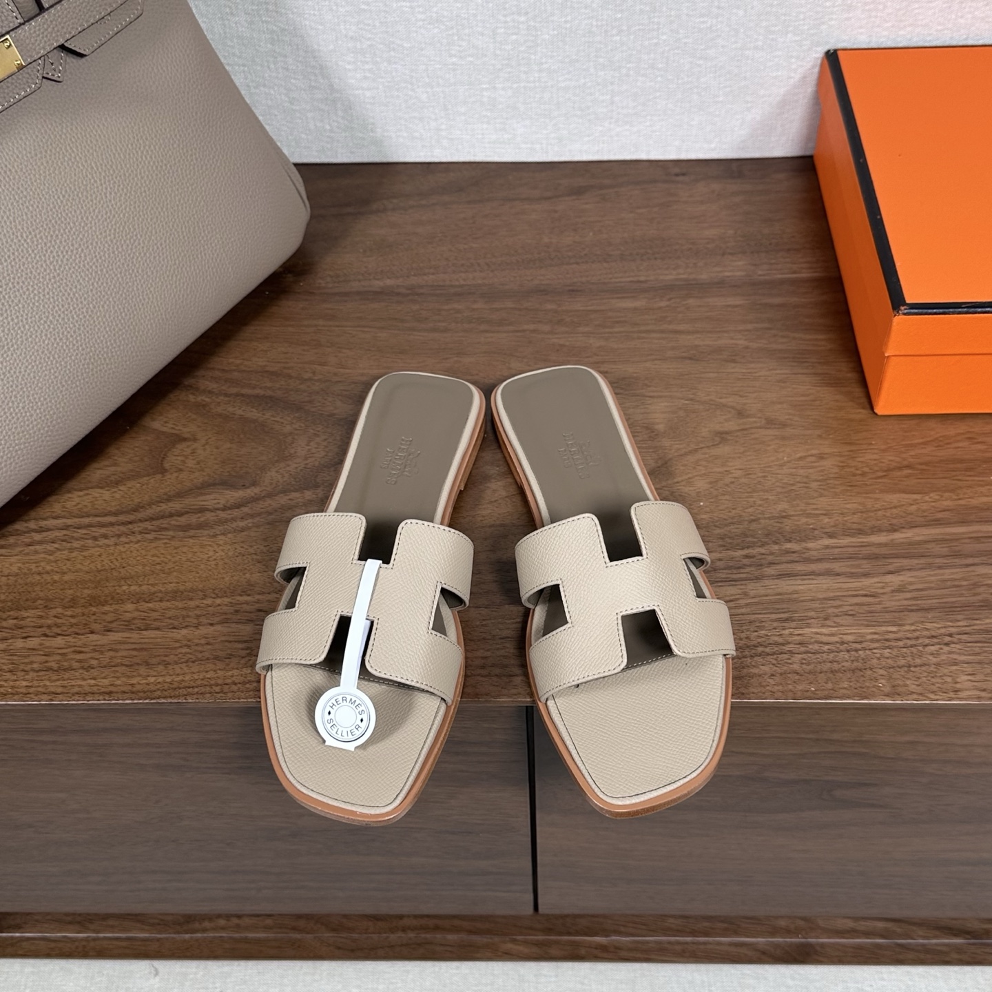 NO:407987,Hermes H slippers Oran sandals series——————————————————————————————————————————————————————————————————————————————————————————————————————————————————————————————————————————————————————————————————————————————————————————————————————————————————————————————————————————————————————————————————————————————————————————————————————————————————————————————————————————————————————————————————————————————————————————————————————————————————————————————————————————————————————————————————————————————————————————————————————————————————19860909Hermes 爱马仕H拖鞋Oran凉鞋系列———————————时尚又百搭 超级舒服 每个细节都做到极致 原版丝绒面料 原版1:1独家私模鞋面/原版真皮沿条大底  包装: 每对鞋均配有两条H家系列丝巾 SIZE34~43（34.40.41.42.43定制不退不换）,拖鞋,hermes,hermes,sandals,slippers,Women's Shoes