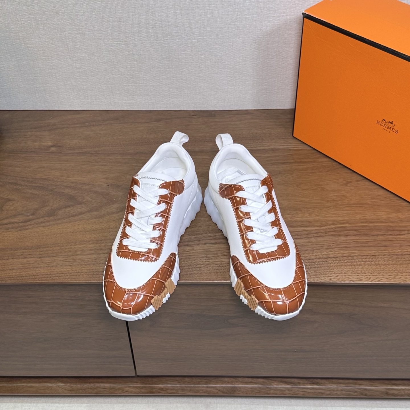 NO:407986,Men's size 20herme...s ss24 new arrival~ Hot couple style for counters, the first choice for H home delivery!  It is a classic Hermes model and it will be released in many colors every season. It is definitely one of the most worth buying gifts. I have met a male and female goddess! Don’t miss it!  !  He is super light and comfortable. He is not tired after walking for a long time and is not expensive. There is also a small circle for assisting shoes behind. Top quality products 35-44, can be customized 45 46, casual shoes/sports shoes, hermes, hermes, sneakers19860909男码20herme…s ss24 new arrival～ 专柜大热情侣款,H家配货首选鞋履！ 是爱马仕经典款 每一季都会出很多颜色 绝对是最值得买的配货之一 有遇到的男神女神!真的不要错过！！ 他超轻、超舒适 走久不累、价格不贵 后面还有个辅助穿鞋的小圈 顶级精品 35-44,可定做45 46,休闲鞋/运动鞋,hermes,hermes,sneakers,Women's Shoes