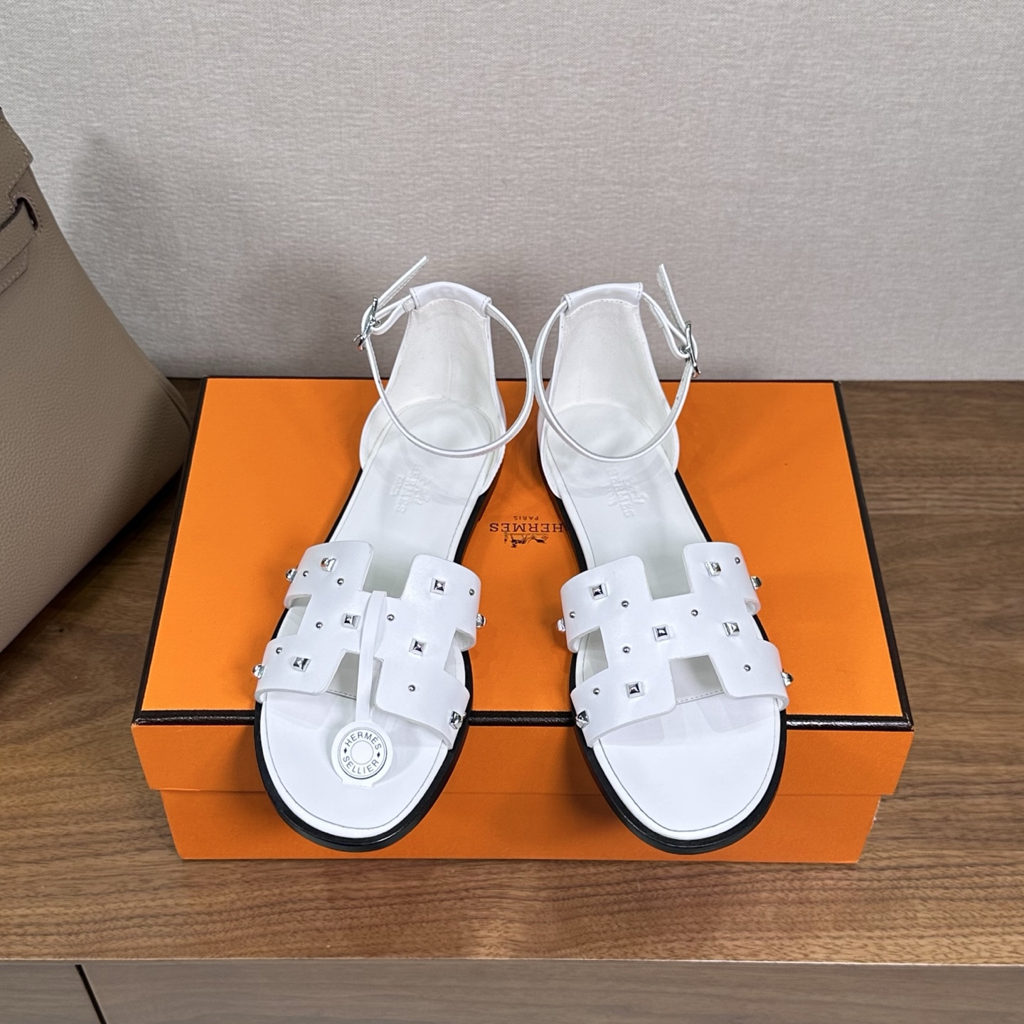 NO:446744,Hermes Classic Santorini Sandals The new design inspires to follow the traditional classic H upper, paired with exquisite ankle straps and adjustable lace-ups, suitable for daily wear and create a fashionable and leisurely style. The industry's exclusive counter-like enamel pure hand made one-on-one. Exclusive outsole original leather edge strip sole Exclusive leather material: imported Italian cowhide Exclusive inner footbed: pure imported Italian goatskin size regular size: 35-42 (40.41.42 custom-made without return or replacement), sandals, hermes, sandals, cowhide, sheepskin19860909Hermes 经典Santorini 凉鞋 新设计灵感还是遵循传统经典 H 鞋面,搭配精致踝带、可调节系带,适合日常穿着、打造时尚悠闲风格 业内独家专柜一样的珐琅纯手一对一制作. 独家大底原版真皮沿条大底 独家皮料:进口意大利牛皮 独家内里垫脚: 纯进口意大利山羊皮 size正码: 35-42（40.41.42订制不退不换）,凉鞋,hermes,sandals,cowhide,sheepskin,Women's Shoes