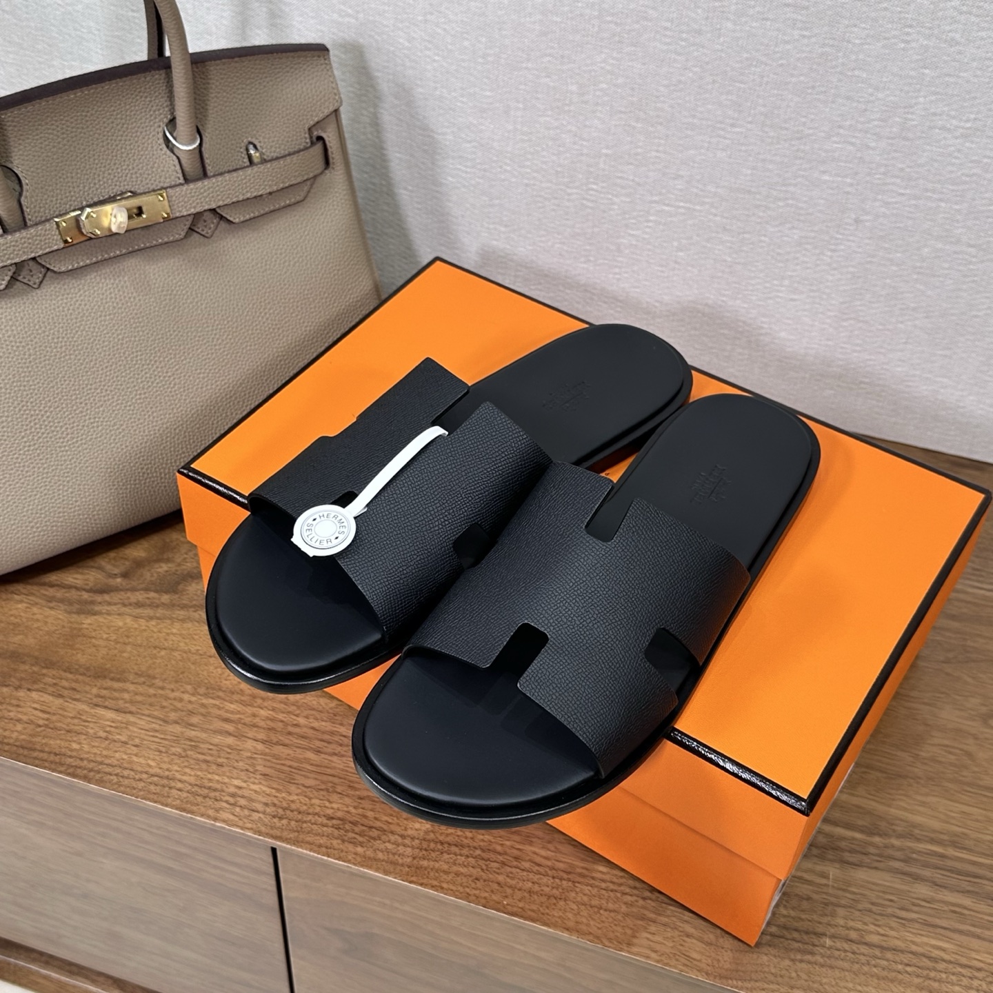 NO:489435,Men's H-drag, real cowhide foot pad upgraded version of leather, men's chic H-slippers, pure hand/craft products, supreme purchasing level! Herme℃ Aimas classic men's H-slippers. Adopted: French imported swift leather, with excellent texture.. High-end customized version (one-to-one) handmade. High-end customization, exclusive products, industry's highest version Authentic mold customization Latest counter promotional model... Outsole-counter consistent: Italian handicraft workshop Imported Europe A-class genuine leather sole Heavy money development: a full set of paired steel molds, perfect paired genuine logo, exclusive paired genuine fonts, each pair of products has a counter/: Craftsman code size: 39-46 (39. 46) Customized - No return and exchange New upgrade synchronization, slippers, hermes, stuart weitzman, slippers, cowhide19860909男士H拖,真牛皮垫脚升级版皮 男士潇洒 H拖鞋,纯手/工艺产品 ,至尊代购级！ Herme℃愛玛士万年经典 男士 H拖鞋. 采用: 法国进口 swift皮,质感超赞.. 高级定制版师级（一对一）手工制作. 高端订制,独家产品 ,行业最高版本 正品开模定制 最新专柜宣型… 大底-专柜一致:意大利手工坊 进口欧洲 A级 真皮底 重金开发:全套对版钢模,完美对版正品logo,独家对版正品字体,每一对产品都压有专柜/:工匠码 size: 39-46(39. 46 )定做-不退换 全新升级同步,拖鞋,hermes,stuart weitzman,slippers,cowhide,Women's Shoes