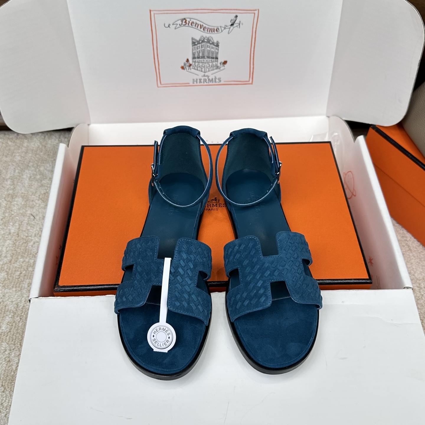 NO:670296,Woven sheepskin, Hermes classic Santorini sandals. The new design inspiration still follows the traditional classic H upper, with exquisite ankle straps and adjustable straps, suitable for daily wear, creating a fashionable and leisurely style. The same enamel as the exclusive counter in the industry is made one-on-one by hand. Exclusive outsole original genuine leather welt outsole Exclusive leather material: imported Italian cowhide Exclusive inner lining: pure imported Italian goatskin Size:  35-42 (40.41.42 custom orders are non-refundable and non-exchangeable), sandals, hermes, sandals, cowhide, sheepskin, sheep19860909编织羊京, Hermes 经典Santorini 凉鞋 新设计灵感还是遵循传统经典 H 鞋面,搭配精致踝带、可调节系带,适合日常穿着、打造时尚悠闲风格 业内独家专柜一样的珐琅纯手一对一制作. 独家大底原版真皮沿条大底 独家皮料:进口意大利牛皮 独家内里垫脚: 纯进口意大利山羊皮 size正码: 35-42（40.41.42订制不退不换）,凉鞋,hermes,sandals,cowhide,sheepskin,sheep,Women's Shoes