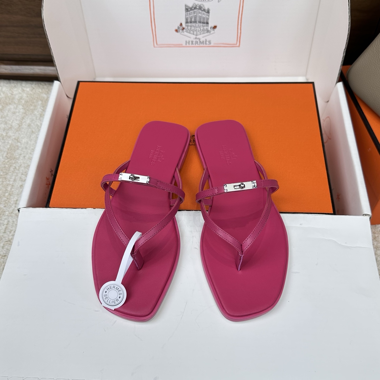 NO:670298,26 new styles of HERMES Kelly flip-flops ——Fashionable and versatile Super comfortable Every detail is made to the extreme Original velvet fabric Original 1:1 exclusive private mold upper/original leather welt outsole Packaging: Each pair of shoes comes with two H family series silk scarves SIZE34~43 (34.40.41.43 customized, non-returnable and non-exchangeable), split-toe shoes, hermes, hermes19860909HERMES爱马仕 Kelly夹脚人字拖26新款 ————时尚又百搭 超级舒服 每个细节都做到极致 原版丝绒面料 原版1:1独家私模鞋面/原版真皮沿条大底  包装: 每对鞋均配有两条H家系列丝巾 SIZE34~43（34.40.41.43定制不退不换）,分趾鞋,hermes,hermes,Women's Shoes