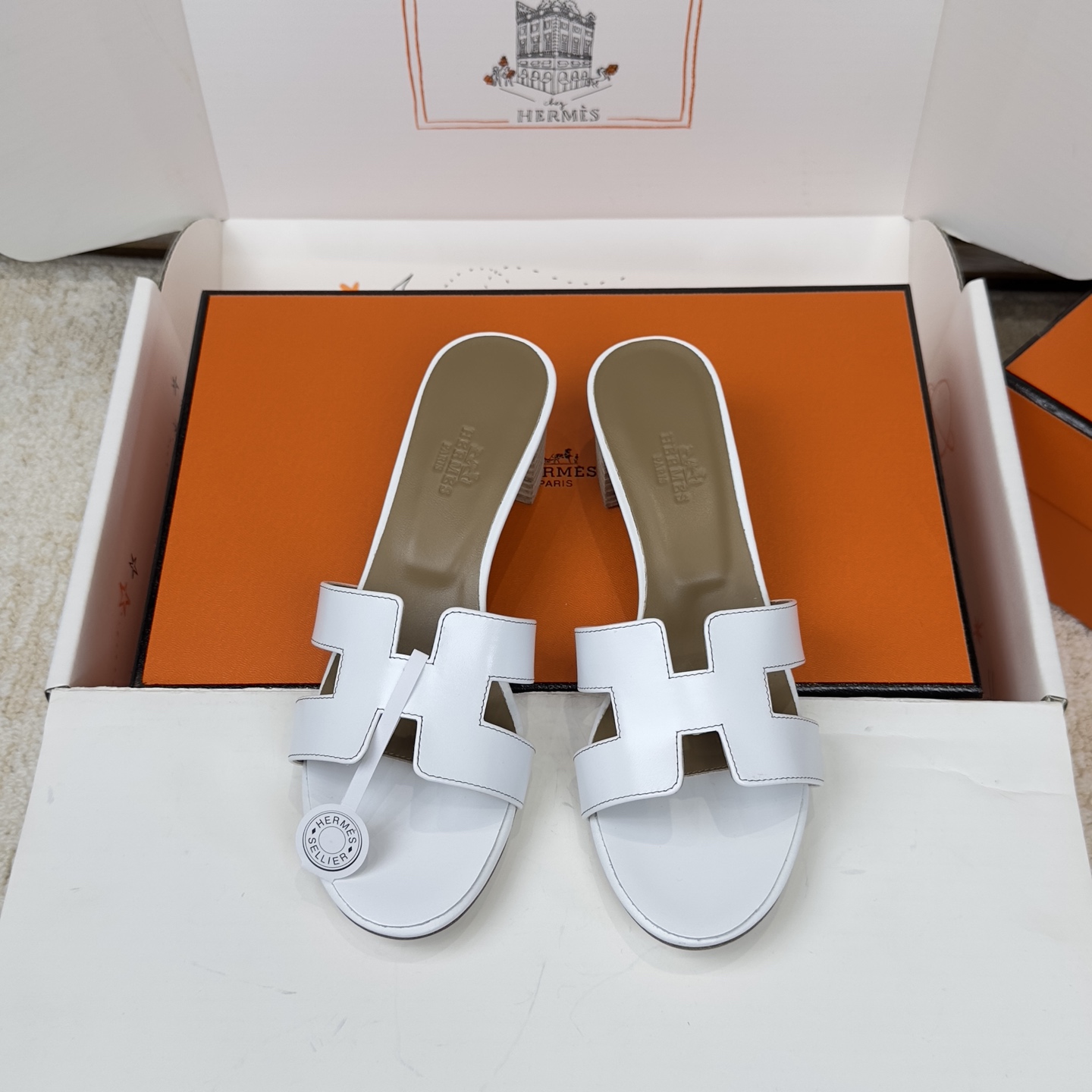 NO:705582,, Hermes Hermès H slippers Oran sandals series——————————Fashionable and versatile Super comfortable Every detail is made to the extreme Original suede Original 1:1 exclusive private mold upper/original leather welt outsole Heel height 5cm Packaging: Each pair of shoes comes with two H family series silk scarves  SIZE34~43 (34.40.41.42.43 customized, non-refundable and non-exchangeable), slippers, hermes, hermes, sandals, slippers, chamois leather19860909,Hermes 爱马仕H拖鞋Oran凉鞋系列———————————时尚又百搭 超级舒服 每个细节都做到极致 原版麂皮 原版1:1独家私模鞋面/原版真皮沿条大底  跟高5cm 包装: 每对鞋均配有两条H家系列丝巾 SIZE34~43（34.40.41.42.43定制不退不换）,拖鞋,hermes,hermes,sandals,slippers,chamois leather,Women's Shoes