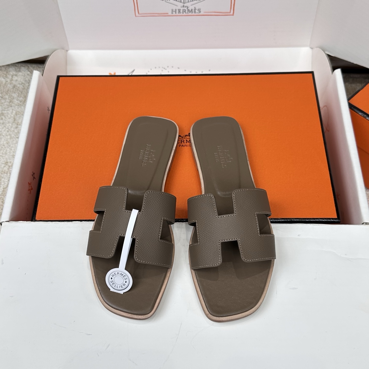NO:705585,Hermes Hermes H slippers Oran sandals series——————————Fashionable and versatile Super comfortable Every detail is made to the extreme Original velvet fabric Original 1:1 exclusive private mold upper/original leather welt outsole Packaging: Each pair of shoes comes with two H family series silk scarves SIZE34~42 (34.40.41.42 customized non-refundable), slippers, hermes, hermes, sandals, slippers19860909Hermes 爱马仕H拖鞋Oran凉鞋系列———————————时尚又百搭 超级舒服 每个细节都做到极致 原版丝绒面料 原版1:1独家私模鞋面/原版真皮沿条大底  包装: 每对鞋均配有两条H家系列丝巾 SIZE34~42（34.40.41.42定制不退不换）,拖鞋,hermes,hermes,sandals,slippers,Women's Shoes