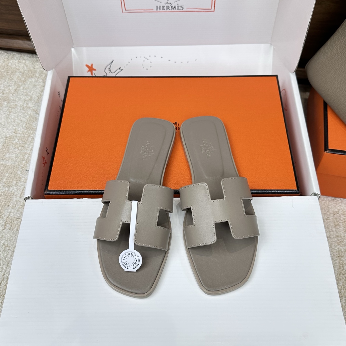 NO:724622,Hermes Hermes H slippers Oran sandals series——————————Fashionable and versatile Super comfortable Every detail is made to the extreme Original velvet fabric Original 1:1 exclusive private mold upper/original leather welt outsole Packaging: Each pair of shoes comes with two H family series silk scarves SIZE34~42 (34.40.41.42 customized non-refundable), slippers, hermes, hermes, sandals, slippers19860909Hermes 爱马仕H拖鞋Oran凉鞋系列———————————时尚又百搭 超级舒服 每个细节都做到极致 原版丝绒面料 原版1:1独家私模鞋面/原版真皮沿条大底  包装: 每对鞋均配有两条H家系列丝巾 SIZE34~42（34.40.41.42定制不退不换）,拖鞋,hermes,hermes,sandals,slippers,Women's Shoes