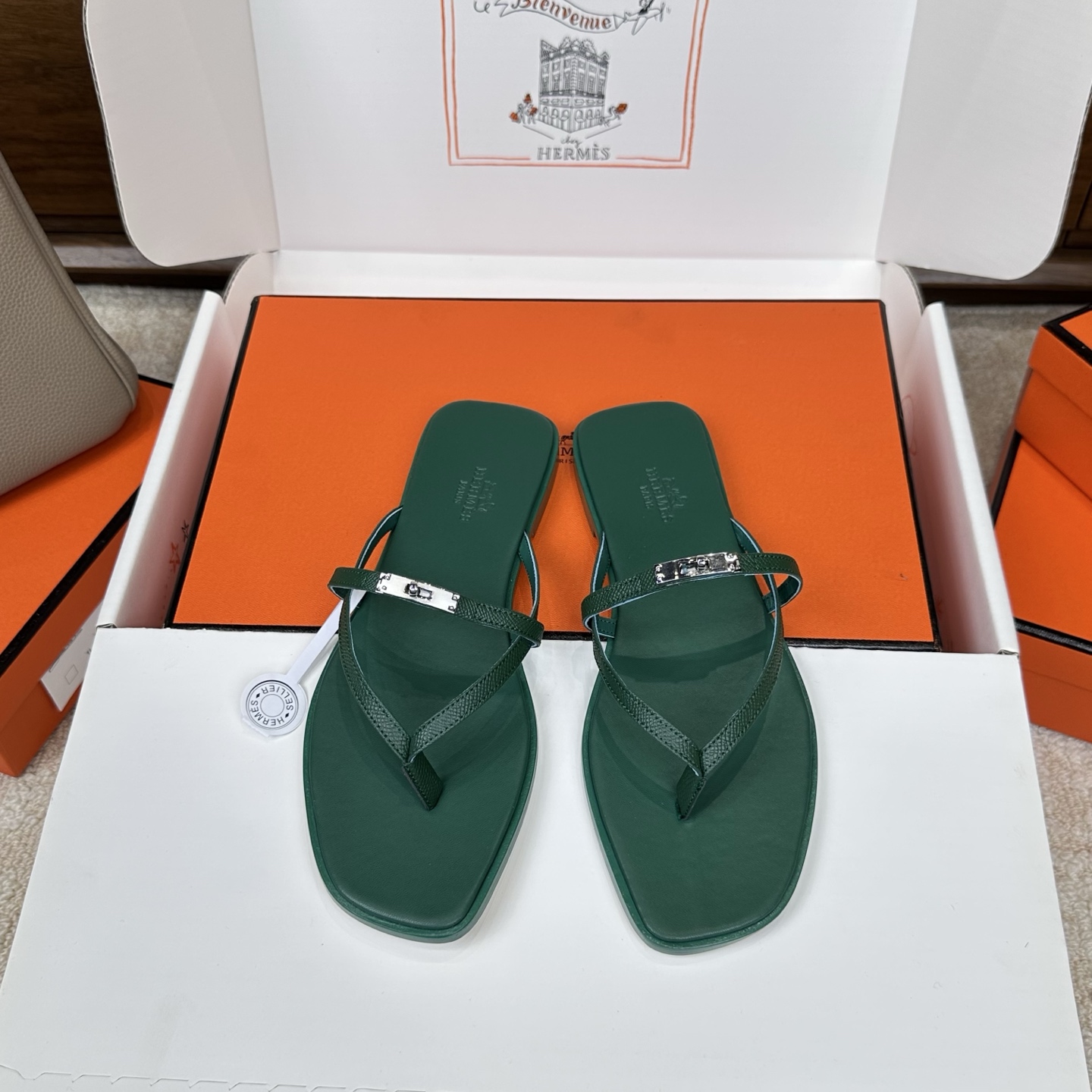 NO:786547,26 new styles of HERMES Kelly flip-flops ——Fashionable and versatile Super comfortable Every detail is made to the extreme Original velvet fabric Original 1:1 exclusive private mold upper/original leather welt outsole Packaging: Each pair of shoes comes with two H family series silk scarves SIZE34~43 (34.40.41.43 customized, non-returnable and non-exchangeable), split-toe shoes, hermes, hermes19860909HERMES爱马仕 Kelly夹脚人字拖26新款 ————时尚又百搭 超级舒服 每个细节都做到极致 原版丝绒面料 原版1:1独家私模鞋面/原版真皮沿条大底  包装: 每对鞋均配有两条H家系列丝巾 SIZE34~43（34.40.41.43定制不退不换）,分趾鞋,hermes,hermes,Women's Shoes