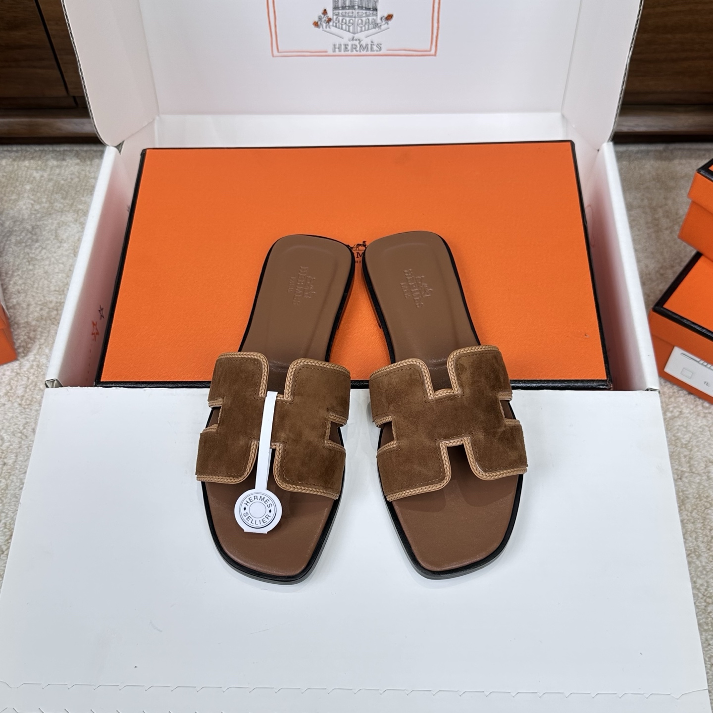 NO:786534,Hermes Hermes H slippers Oran sandals series——————————Fashionable and versatile Super comfortable Every detail is made to the extreme Original velvet fabric Original 1:1 exclusive private mold upper/original leather welt outsole Packaging: Each pair of shoes comes with two H family series silk scarves SIZE34~43 (34.40.41.43 customized non-refundable), slippers, hermes, hermes, sandals, slippers19860909Hermes 爱马仕H拖鞋Oran凉鞋系列———————————时尚又百搭 超级舒服 每个细节都做到极致 原版丝绒面料 原版1:1独家私模鞋面/原版真皮沿条大底  包装: 每对鞋均配有两条H家系列丝巾 SIZE34~43（34.40.41.43定制不退不换）,拖鞋,hermes,hermes,sandals,slippers,Women's Shoes
