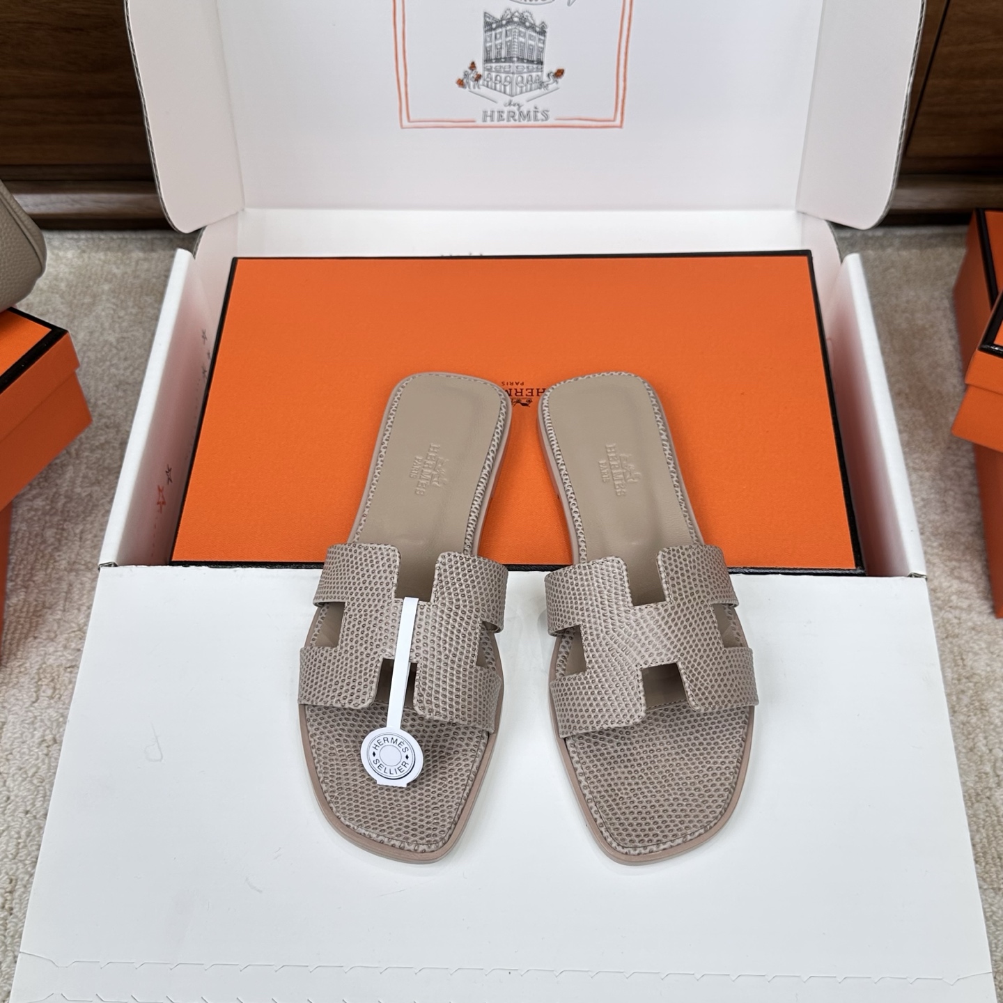 NO:786538,Lizard pattern Hermes H slippers Oran sandals series————————Fashionable and versatile Super comfortable Every detail is made to the extreme Original suede Original 1:1 exclusive private mold upper/original leather welt outsole Packaging: Each pair of shoes comes with two H family series silk scarves  SIZE34~43 (34.40.41.42.43 customized, non-refundable and non-exchangeable), slippers, hermes, hermes, sandals, slippers, chamois leather19860909蜥蜴纹 Hermes 爱马仕H拖鞋Oran凉鞋系列———————————时尚又百搭 超级舒服 每个细节都做到极致 原版麂皮 原版1:1独家私模鞋面/原版真皮沿条大底  包装: 每对鞋均配有两条H家系列丝巾 SIZE34~43（34.40.41.42.43定制不退不换）,拖鞋,hermes,hermes,sandals,slippers,chamois leather,Women's Shoes