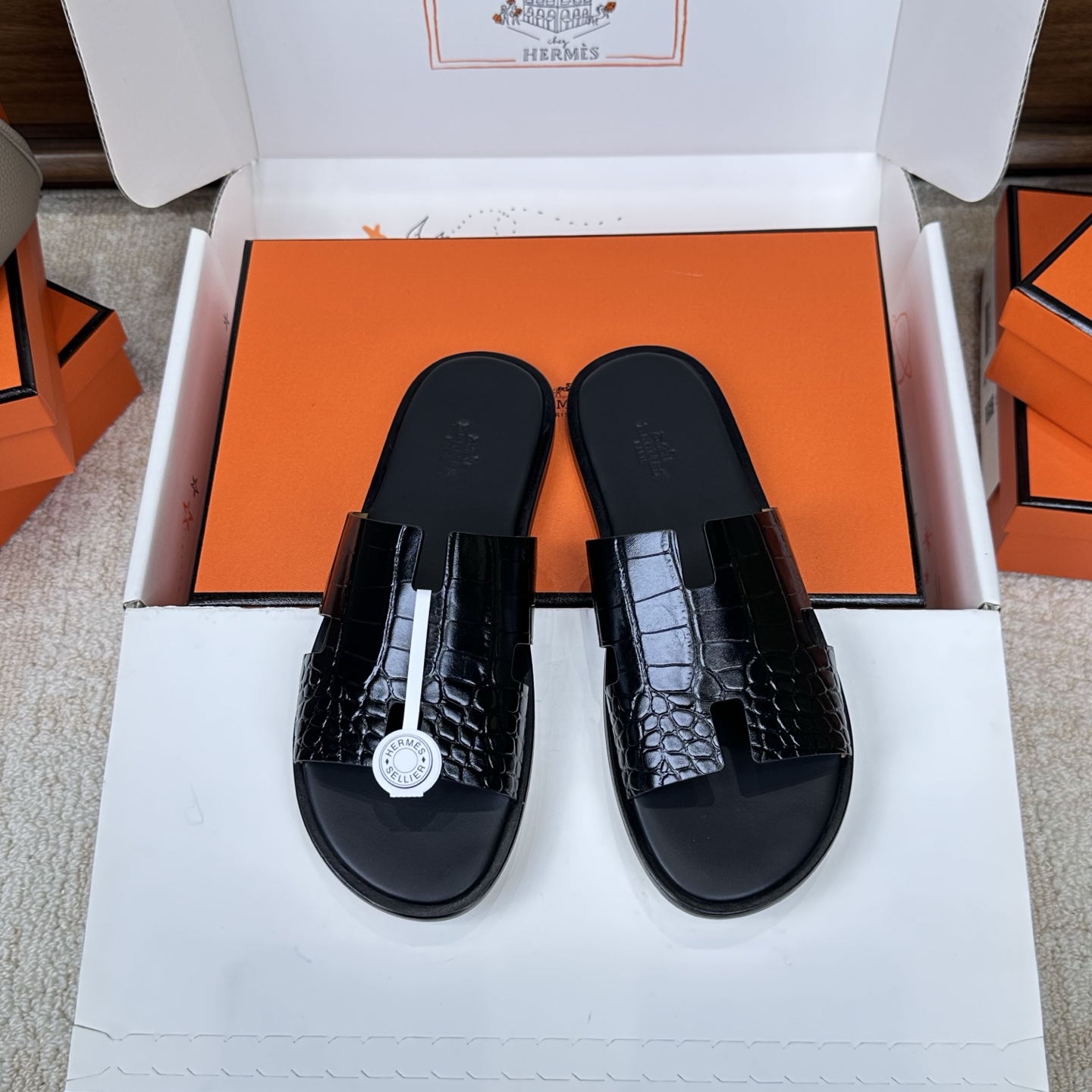 NO:786542,Men's H slippers, genuine cowhide foot pads and upgraded leather. Men's chic H slippers, purely handmade/craft products, supreme purchasing agent level! Herme℃ Hermès classic men's H slippers. Made of: swift leather imported from France, the texture is superb. Advanced customized version (one-to-one) handmade. High-end customization, exclusive products, the highest version in the industry. Genuine mold customization. The latest counter publicity type... Outsole - Counter consistent: Italian handmade workshop, imported European grade A genuine leather sole. Heavy investment in development: a full set of matching steel molds, perfectly matching authentic logos, exclusive authentic matching fonts, each pair of products is stamped with counter/: craftsman code size: 39-46 (39. 46) custom-made - no return or exchange, new upgrades and synchronization, slippers, hermes, stuart weitzman, slippers, cowhide19860909男士H拖,真牛皮垫脚升级版皮 男士潇洒 H拖鞋,纯手/工艺产品 ,至尊代购级！ Herme℃愛玛士万年经典 男士 H拖鞋. 采用: 法国进口 swift皮,质感超赞.. 高级定制版师级（一对一）手工制作. 高端订制,独家产品 ,行业最高版本 正品开模定制 最新专柜宣型… 大底-专柜一致:意大利手工坊 进口欧洲 A级 真皮底 重金开发:全套对版钢模,完美对版正品logo,独家对版正品字体,每一对产品都压有专柜/:工匠码 size: 39-46(39. 46 )定做-不退换 全新升级同步,拖鞋,hermes,stuart weitzman,slippers,cowhide,Women's Shoes
