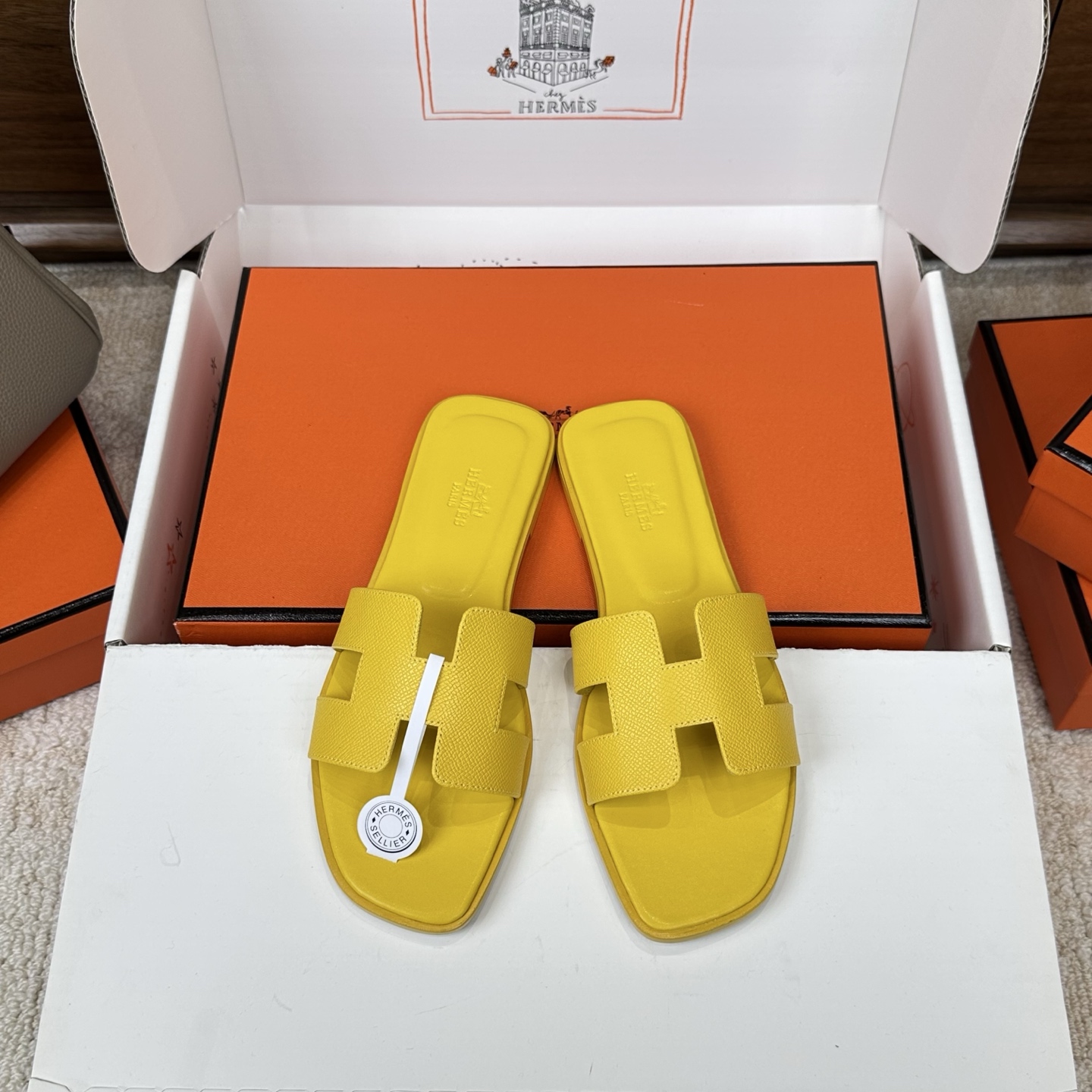 NO:785563,Hermes Hermes H slippers Oran sandals series——————————Fashionable and versatile Super comfortable Every detail is made to the extreme Original velvet fabric Original 1:1 exclusive private mold upper/original leather welt outsole Packaging: Each pair of shoes comes with two H family series silk scarves SIZE34~43 (34.40.41.43 customized non-refundable), slippers, hermes, hermes, sandals, slippers19860909Hermes 爱马仕H拖鞋Oran凉鞋系列———————————时尚又百搭 超级舒服 每个细节都做到极致 原版丝绒面料 原版1:1独家私模鞋面/原版真皮沿条大底  包装: 每对鞋均配有两条H家系列丝巾 SIZE34~43（34.40.41.43定制不退不换）,拖鞋,hermes,hermes,sandals,slippers,Women's Shoes