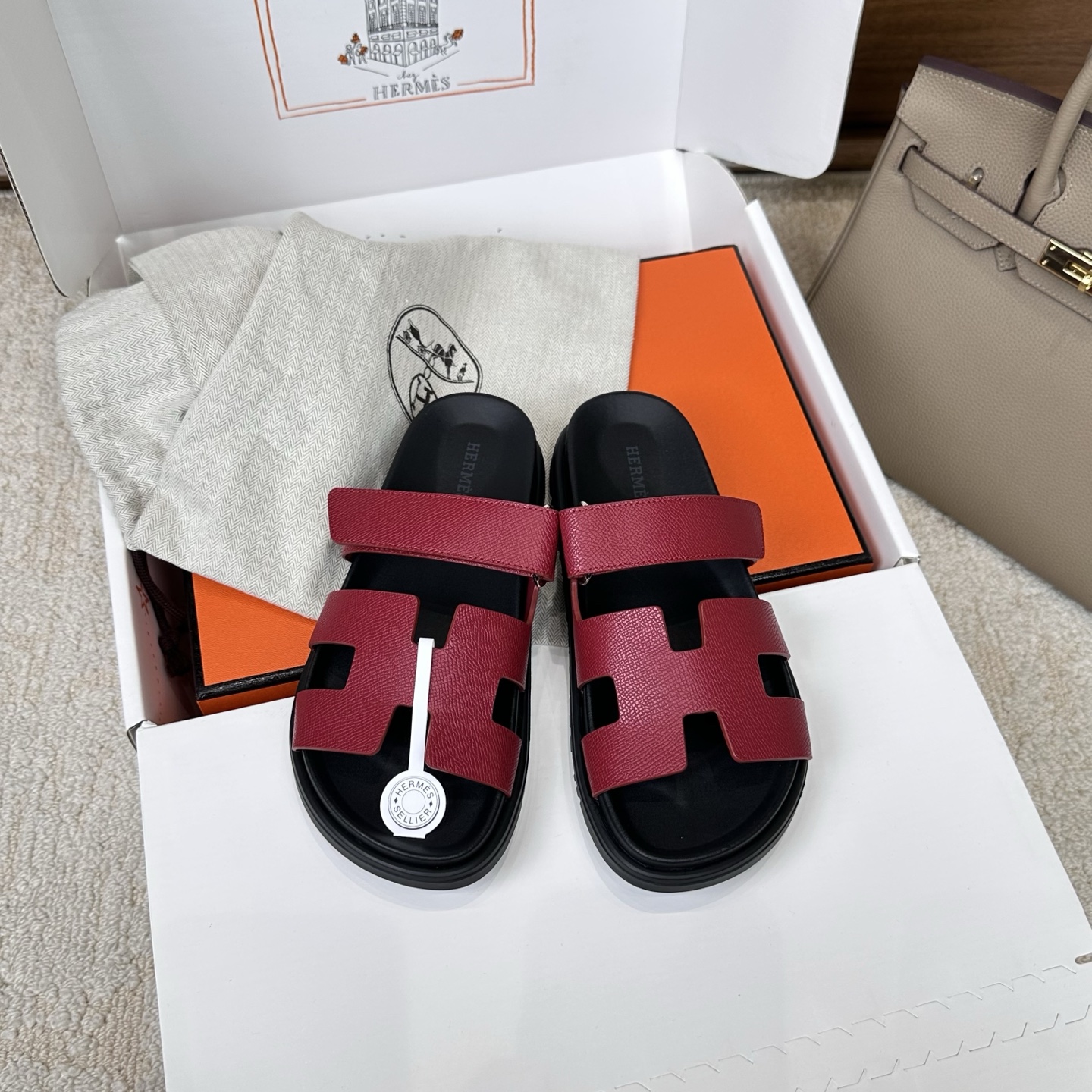 NO:904356,Men's 20. Hermes chypre sandals, old uncle shoes, second uncle shoes, the colors are so cute, hard to buy, and the feet feel very comfortable. They look great whether worn with skirts, pants, socks, or casual pants. The old uncle shoes will lead the fashion industry again. Fashion is a cycle. This summer will definitely be its world. They are comfortable, stylish and fashionable. They will become a timeless item and a classic and timeless hit.  The best version on the market, the materials used are absolutely unambiguous!  TPU abrasive outsole, mixed sheepskin fully covered feet, craftsman code correctly printed on the cowhide lining, genuine material SW cowhide/EP cowhide/imported suede, outshines the pioneering version, there is no harm without comparison!  size women's 35-43 (customized sizes 40-41) men's 39-46 (customized 45, 46), slippers, hermes, stuart weitzman, sandals, slippers, skirts, cowhide, sheepskin, chamois leather, socks19860909男款20、Hermes家 chypre凉鞋,老舅鞋,二舅鞋,配色萌到爆,巨难买,脚感巨舒服的,不管搭裙子,裤子,还是袜子,还是休闲裤都巨巨好看,老舅鞋这个风又要引领时尚界了,流行就是一个轮回,这个夏天必是它的天下,上脚舒适又A又时尚,将成为永远不过时的单品,又成一个经典永恒爆款 市面上最好的版本,用料选材绝不含糊！TPU磨具大底,混种羊皮全包垫脚,牛皮内里正确打印工匠码,正版材质SW牛皮/EP牛皮/进口麂皮,甩出先行版本几条街,没有对比就没有伤害！ size 女款35–43（40-41码定做） 男款39-46（45、46定做）,拖鞋,hermes,stuart weitzman,sandals,slippers,skirts,cowhide,sheepskin,chamois leather,socks,Women's Shoes