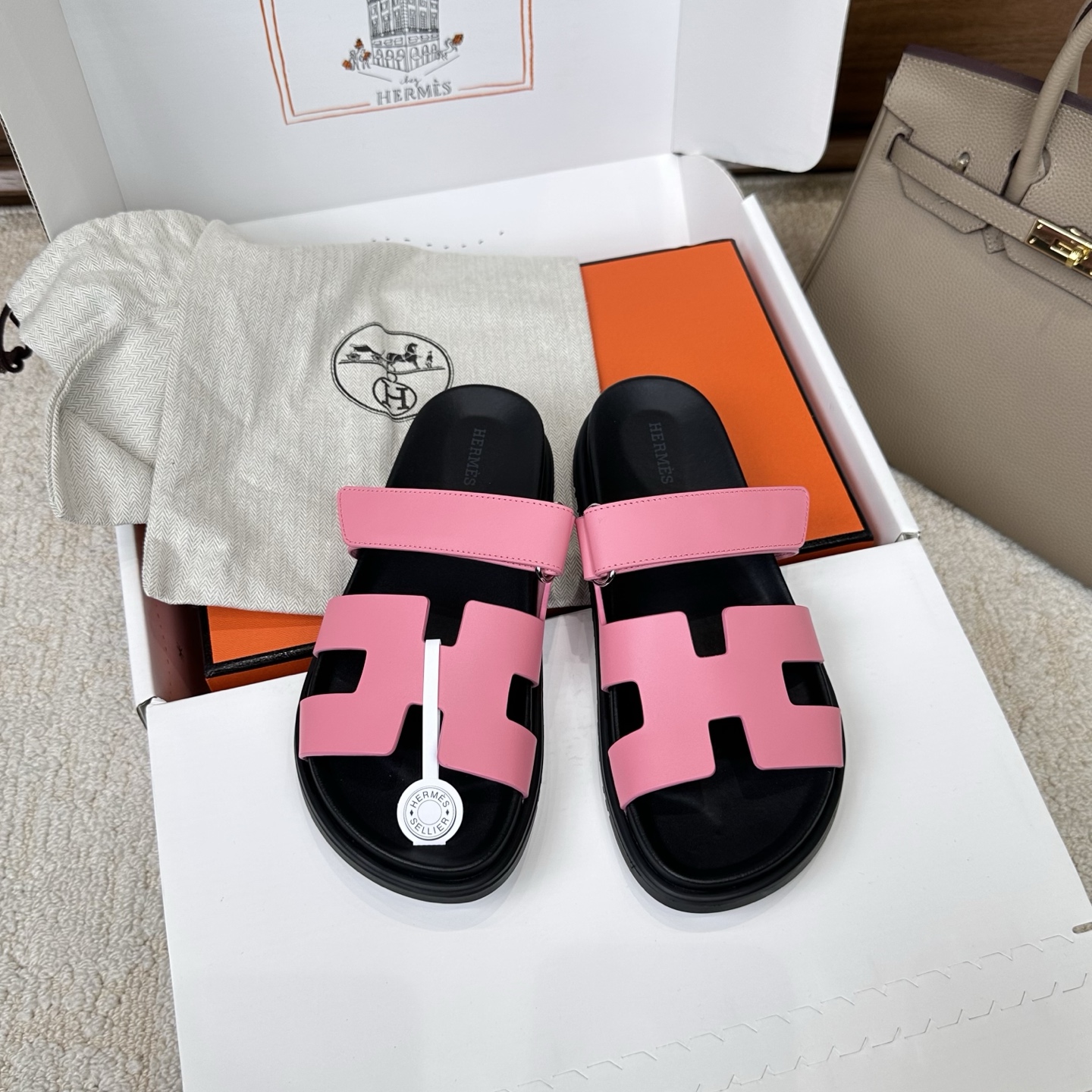 NO:904364,Men's 20. Hermes chypre sandals, old uncle shoes, second uncle shoes, the colors are so cute, hard to buy, and the feet feel very comfortable. They look great whether worn with skirts, pants, socks, or casual pants. The old uncle shoes will lead the fashion industry again. Fashion is a cycle. This summer will definitely be its world. They are comfortable, stylish and fashionable. They will become a timeless item and a classic and timeless hit.  The best version on the market, the materials used are absolutely unambiguous!  TPU abrasive outsole, mixed sheepskin fully covered feet, craftsman code correctly printed on the cowhide lining, genuine material SW cowhide/EP cowhide/imported suede, outshines the pioneering version, there is no harm without comparison!  size women's 35-41 (customized sizes 40-41) men's 39-46 (customized 45, 46), slippers, hermes, stuart weitzman, sandals, slippers, skirts, cowhide, sheepskin, chamois leather, socks19860909男款20、Hermes家 chypre凉鞋,老舅鞋,二舅鞋,配色萌到爆,巨难买,脚感巨舒服的,不管搭裙子,裤子,还是袜子,还是休闲裤都巨巨好看,老舅鞋这个风又要引领时尚界了,流行就是一个轮回,这个夏天必是它的天下,上脚舒适又A又时尚,将成为永远不过时的单品,又成一个经典永恒爆款 市面上最好的版本,用料选材绝不含糊！TPU磨具大底,混种羊皮全包垫脚,牛皮内里正确打印工匠码,正版材质SW牛皮/EP牛皮/进口麂皮,甩出先行版本几条街,没有对比就没有伤害！ size 女款35–41（40-41码定做） 男款39-46（45、46定做）,拖鞋,hermes,stuart weitzman,sandals,slippers,skirts,cowhide,sheepskin,chamois leather,socks,Women's Shoes