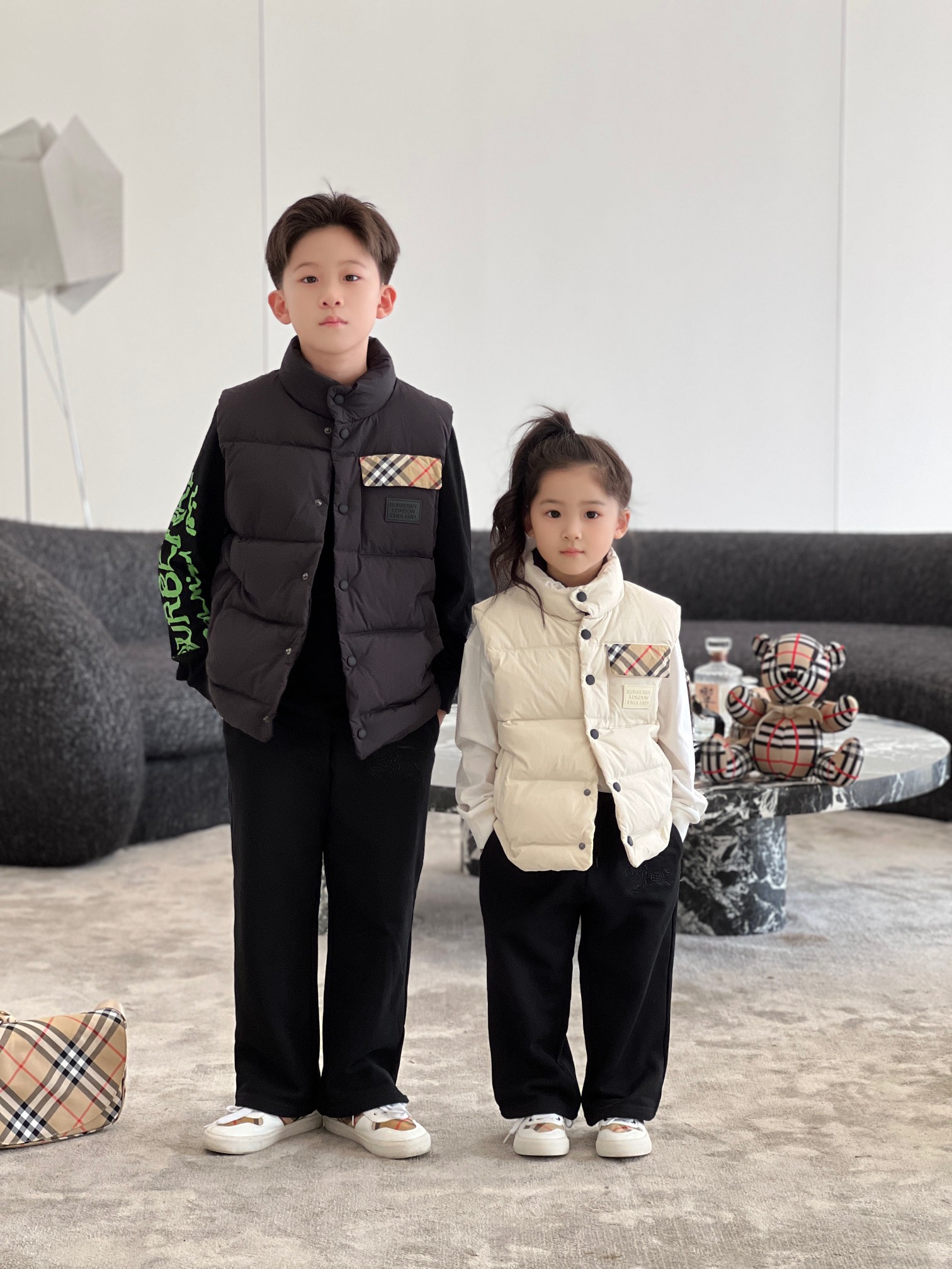 Guangzhou high-version Burberry kids' down vest. 90% white goose down, windproof stand collar, classic plaid lining. Simple and stylish. Colors: white, black. Sizes: 110-160.-Big cat