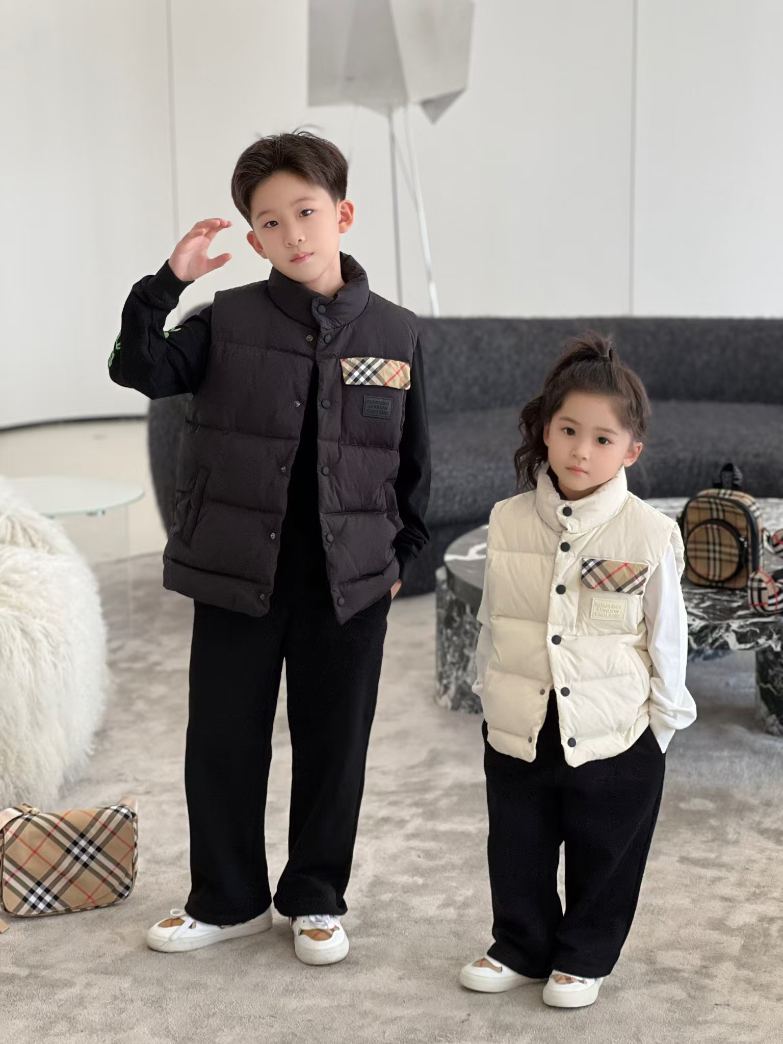 Guangzhou high-version Burberry kids' down vest. 90% white goose down, windproof stand collar, classic plaid lining. Simple and stylish. Colors: white, black. Sizes: 110-160.-Big cat