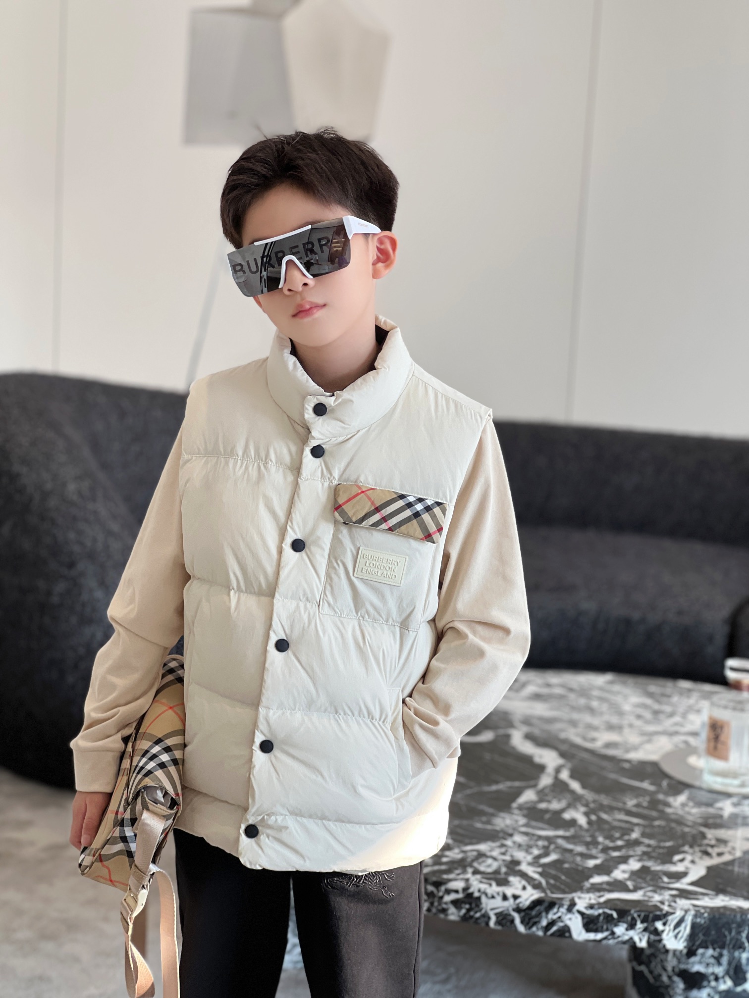 Guangzhou high-version Burberry kids' down vest. 90% white goose down, windproof stand collar, classic plaid lining. Simple and stylish. Colors: white, black. Sizes: 110-160.-Big cat