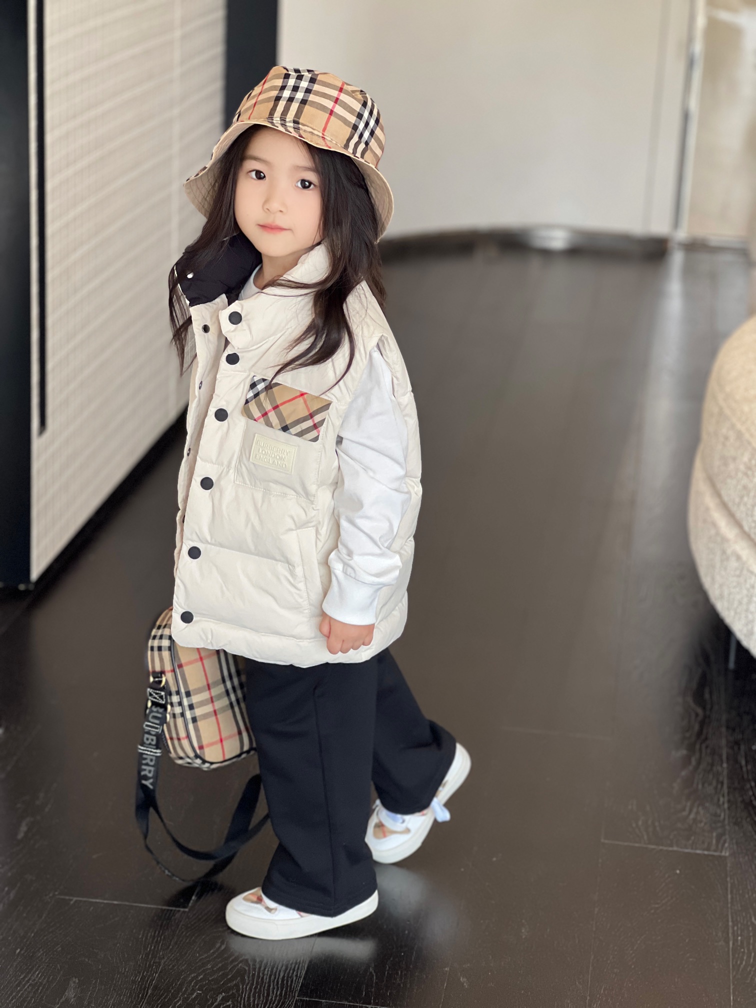 Guangzhou high-version Burberry kids' down vest. 90% white goose down, windproof stand collar, classic plaid lining. Simple and stylish. Colors: white, black. Sizes: 110-160.-Big cat