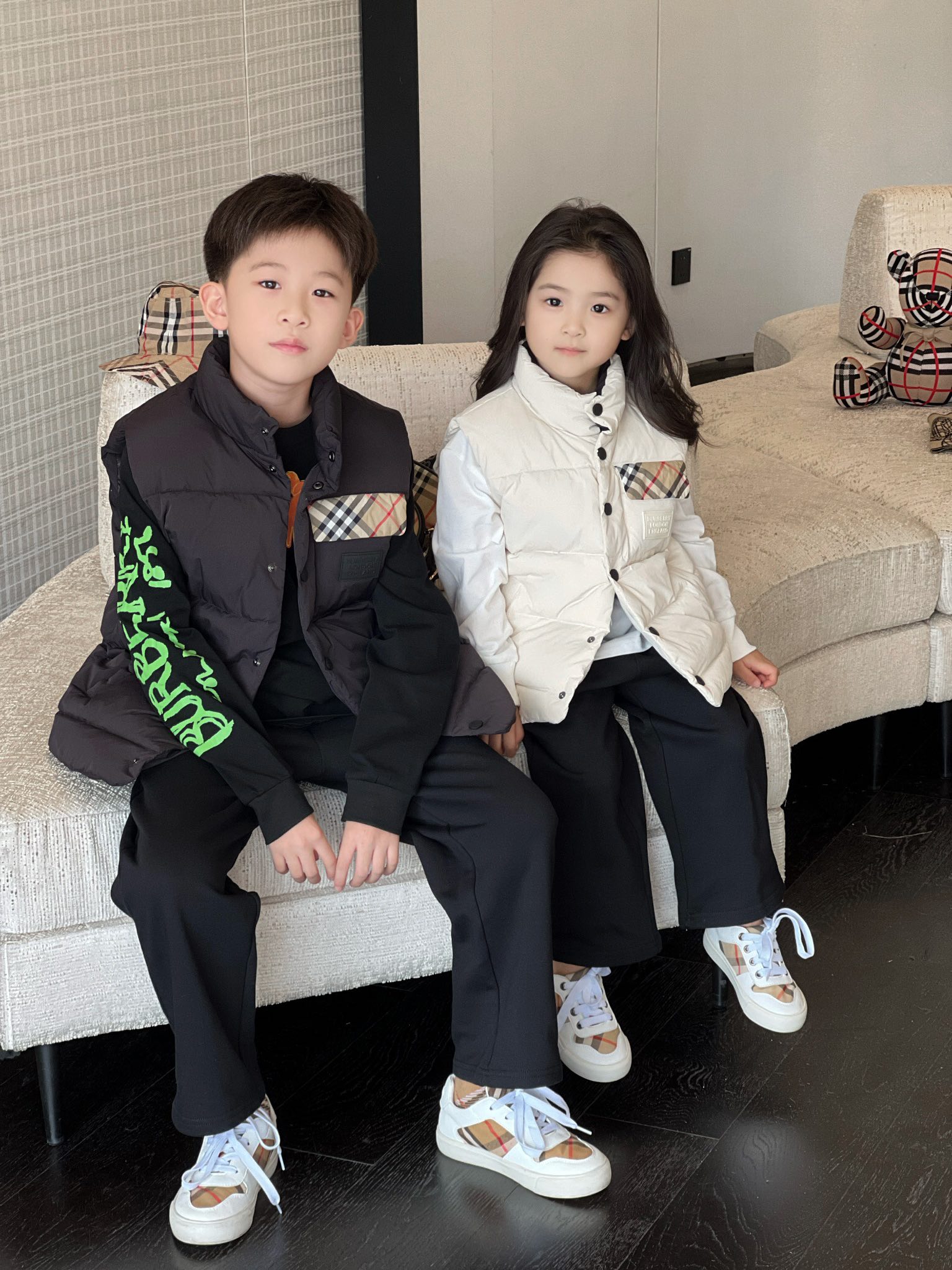 Guangzhou high-version Burberry kids' down vest. 90% white goose down, windproof stand collar, classic plaid lining. Simple and stylish. Colors: white, black. Sizes: 110-160.-Big cat