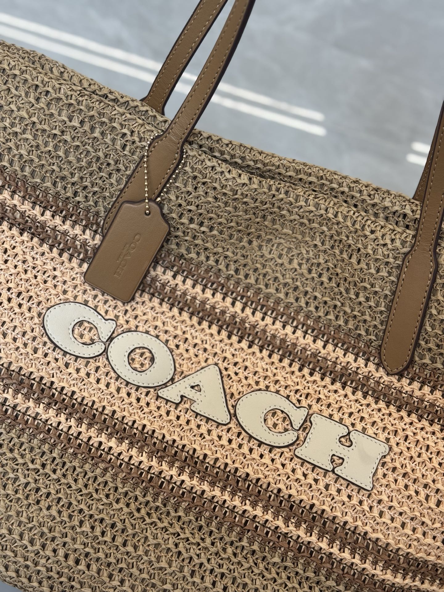 Coach ～原Coach蔻驰 IMXJ7环保编织托特包，太适合夏季了，编织非常细 绝没有膈手膈身的缺点，机织一体成型多色拼接
