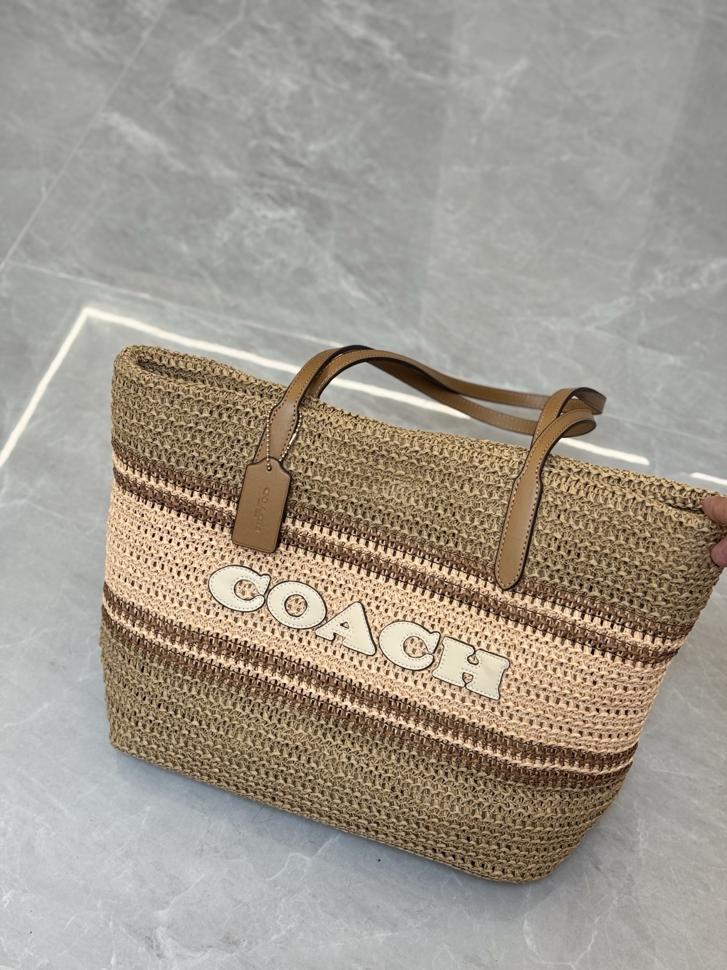 Coach ～原Coach蔻驰 IMXJ7环保编织托特包，太适合夏季了，编织非常细 绝没有膈手膈身的缺点，机织一体成型多色拼接