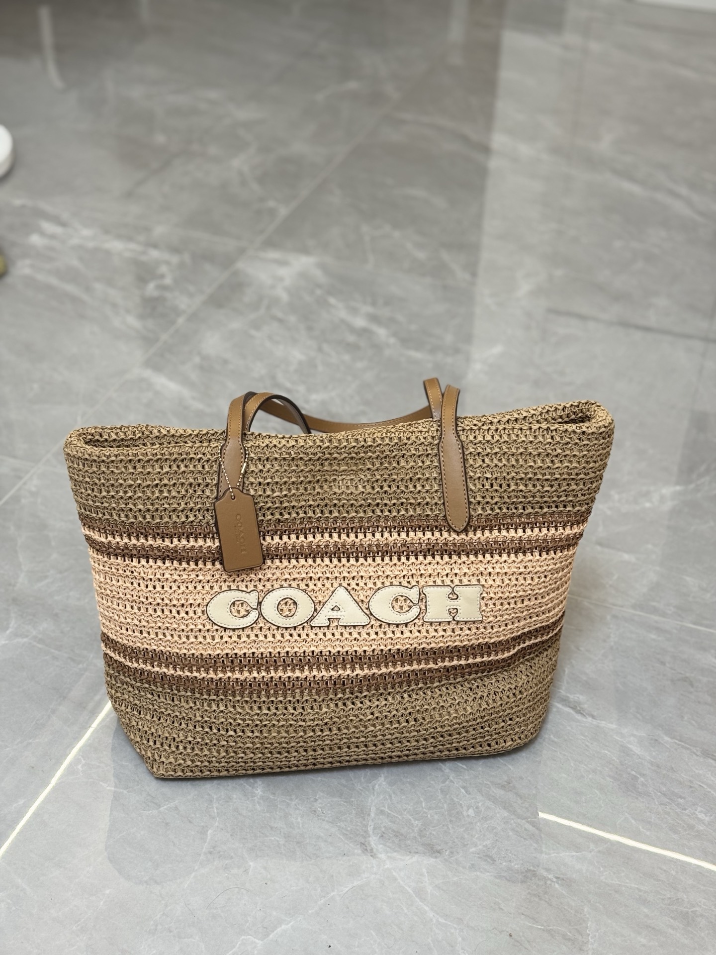Coach ～原Coach蔻驰 IMXJ7环保编织托特包，太适合夏季了，编织非常细 绝没有膈手膈身的缺点，机织一体成型多色拼接