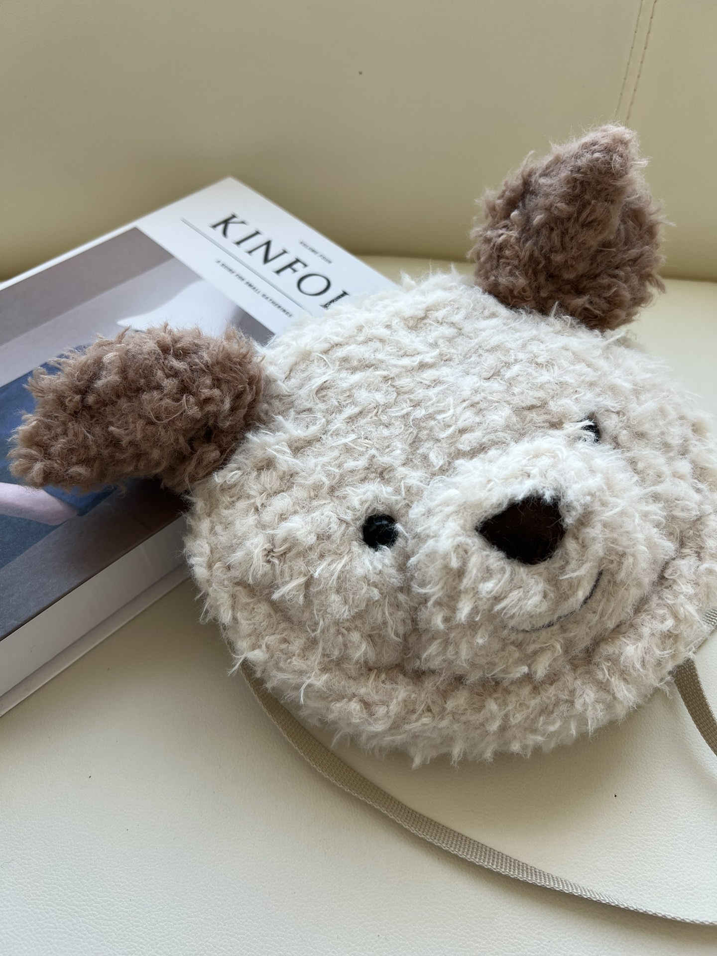 NO:810076,They all have imitation suede noses and cute little folded ears. They come with shoulder straps, silver zippers and soft cotton lining. The rest are the same as the dolls. Eyes, nose and ears, visible opponents, trendy department store Jellycat doll, chamois leather19860909都拥有仿麂皮鼻子 还有折起来可爱小耳朵 配有肩带 银色拉链和柔软的棉内衬 其他的地方就是和玩偶一样了 眼睛鼻子耳朵 肉眼可见的对头,潮品百货Jellycat公仔,chamois leather,accessory