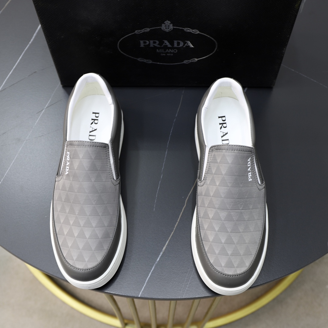 Prada Slip-On de Hombre con Diseño Geométrico y Suela de Goma Antideslizante