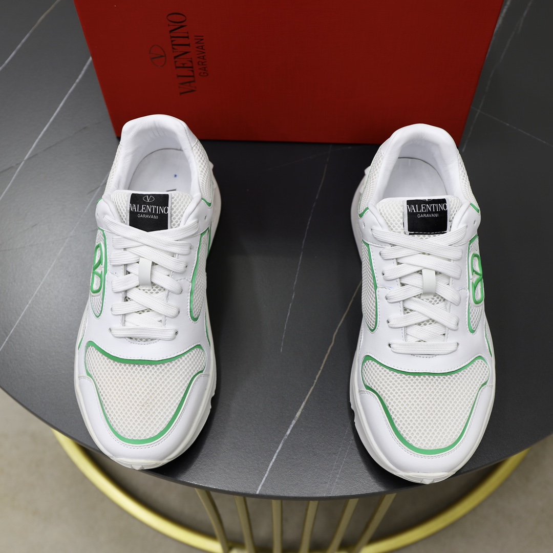 NO:273556,VALENTINO/Valentino s Men's latest low-top thick-soled sneakers are shipped. Heavy-industrial, men's boutique casual sneakers, versatile style. It uses fabric mesh upper, rubber lines embellish geometric split upper, hand-finished sewing, novel and fashionable style. The rubber sole is equipped with rivet details on the front and back, and VALENTINO GARAVANI LOGO printed on the side, tongue decoration inlay Valentino Garavani Logo, comfortable, breathable and durable on the feet!  With full set of original packaging!  Number of codes 38-39-40-41-42-43-44 (45 can be customized), valentino, valentino, snakers19860909VALENTINO/华伦天奴 s男士最新低帮厚底运动鞋出货 重工打造,男士精品休闲运动鞋,气质百搭款 采用织物网眼鞋面,橡胶线条点缀几何分割鞋面,手工精工缝制,款式新颖时尚,橡胶鞋底前后配有铆钉细节,侧面印有VALENTINO GARAVANI LOGO,鞋舌装饰嵌印 Valentino Garavani Logo,上脚舒适透气耐看！配全套原包装！ 码数38-39-40-41-42-43-44（45可定做）,,valentino,valentino,sneakers,Men's shoes