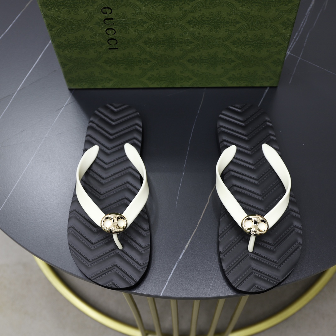 NO:271716,:♂♂♂ Brand Guqi GUCCI Size 38–44 (45 customized) Grade counter Original list Material original upper Wear-resistant Lightweight Soft and Comfortable Outsole Style category Summer foot-clip slippers Young and fashionable Feet comfortable Multi-color optional, Gucci, Slippers19860909:♂♂♂ 品牌古奇GUCCI 码数38–44（45定制） 等级专柜 原单 材料原版鞋面 耐磨轻便柔软舒适大底 款式类别夏季夹脚款拖鞋 年轻时尚 脚感舒适 颜色多色可选,,gucci,slippers,Men's shoes