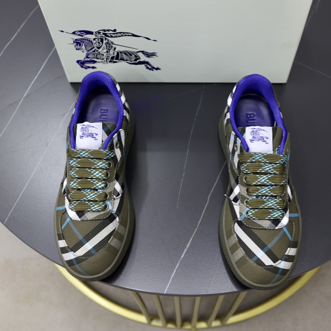 NO:555416,The top original couple's B family Burberry 2025Ss men's classic low-cut plaid canvas sneakers are reinterpreted with Vintage retro plaid cotton material and decorated with a new brand logo. The first-layer cowhide foot pads, the heel is decorated with the Burberry letter embossed logo, and the original TPU lightweight and wear-resistant outsole!  PSize38-44 (38, 45.46 customized),,burberry,burberry,sneakers,cowhide19860909顶级原单情侣款B家巴宝莉2025Ss男士经典低帮格纹帆布运动鞋,以 Vintage 复古格纹棉材质焕新演绎,装饰焕新的品牌徽标.头层牛皮垫脚,鞋跟饰有 Burberry 字母压花徽标,TPU原版轻便耐磨大底！ PSize38-44（38、45.46定做）,,burberry,burberry,sneakers,cowhide,Men's shoes