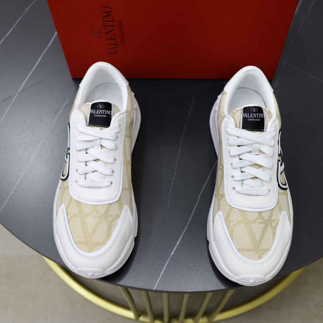 NO:273558,VALENTINO/Valentino s Men's latest low-top thick-soled sneakers are shipped. Heavy-industrial, men's boutique casual sneakers, versatile style. Original leather, rubber lines embellished with geometric division upper, hand-crafted and sewn, novel and fashionable style. Rubber soles are equipped with rivet details on the front and back, VALENTINO GARAVANI LOGO printed on the side, tongue decoration inlay Valentino Garavani Logo, comfortable, breathable and durable on the feet!  With full set of original packaging!  Number of codes 38-39-40-41-42-43-44 (45 can be customized), valentino, valentino, snakers19860909VALENTINO/华伦天奴 s男士最新低帮厚底运动鞋出货 重工打造,男士精品休闲运动鞋,气质百搭款 原厂皮料,橡胶线条点缀几何分割鞋面,手工精工缝制,款式新颖时尚,橡胶鞋底前后配有铆钉细节,侧面印有VALENTINO GARAVANI LOGO,鞋舌装饰嵌印 Valentino Garavani Logo,上脚舒适透气耐看！配全套原包装！ 码数38-39-40-41-42-43-44（45可定做）,,valentino,valentino,sneakers,Men's shoes
