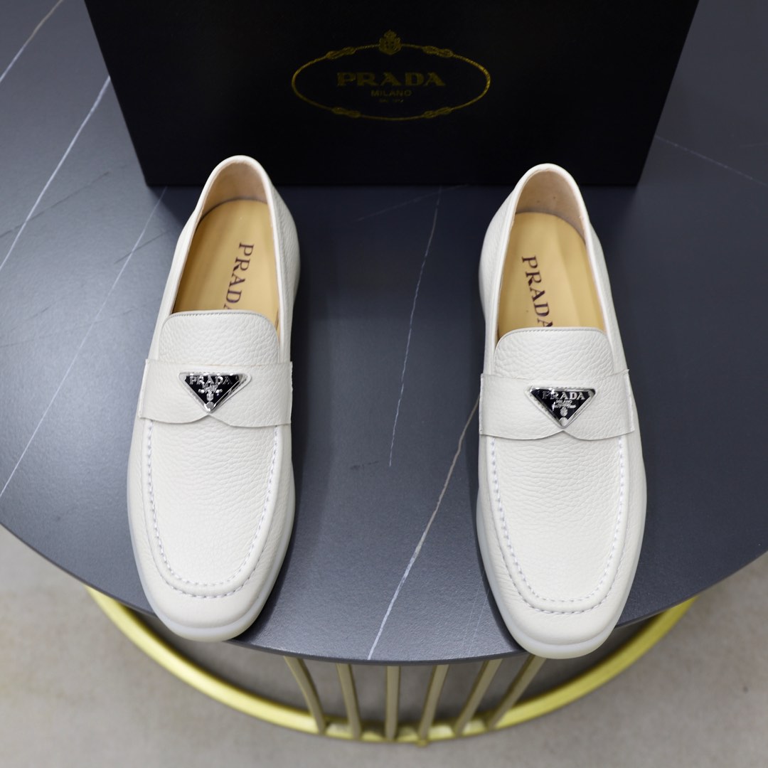 NO:276439,PRADA/Prada RANK Leather Sports Shoes are casual and versatile. They are made of soft calfskin and use soft and simple lines to outline a sporty silhouette. They are paired with rubber foam midsole and lightweight slim textured widened rubber sole. They are light and stable. They have an iconic enameled triangle metal logo. The tongue and heel are embossed with screen printed logo, showing a unique charm. The cowhide inner lining and foot pads are blessed, and the foot is easy, comfortable and breathable, and are equipped with a full set of original packaging!  Size38-44 (45 customized), prada, prada, sneakers, cowhide19860909PRADA/普拉达 RANK皮革运动鞋这款运动鞋休闲百搭,采用柔软小牛皮制成,运用柔和简洁的线条勾勒出运动风廓形,搭配橡胶发泡中底拼接轻便的凸纹加宽橡胶鞋底,轻盈而稳固,带有标志性的涂珐琅三角形金属徽标,鞋舌及后跟饰有压花效果丝网印花徽标,彰显别具一格的魅力.牛皮内里及垫脚加持,上脚轻松舒适透气,配全套原包装！ Size38-44（45订做）,,prada,prada,sneakers,cowhide,Men's shoes