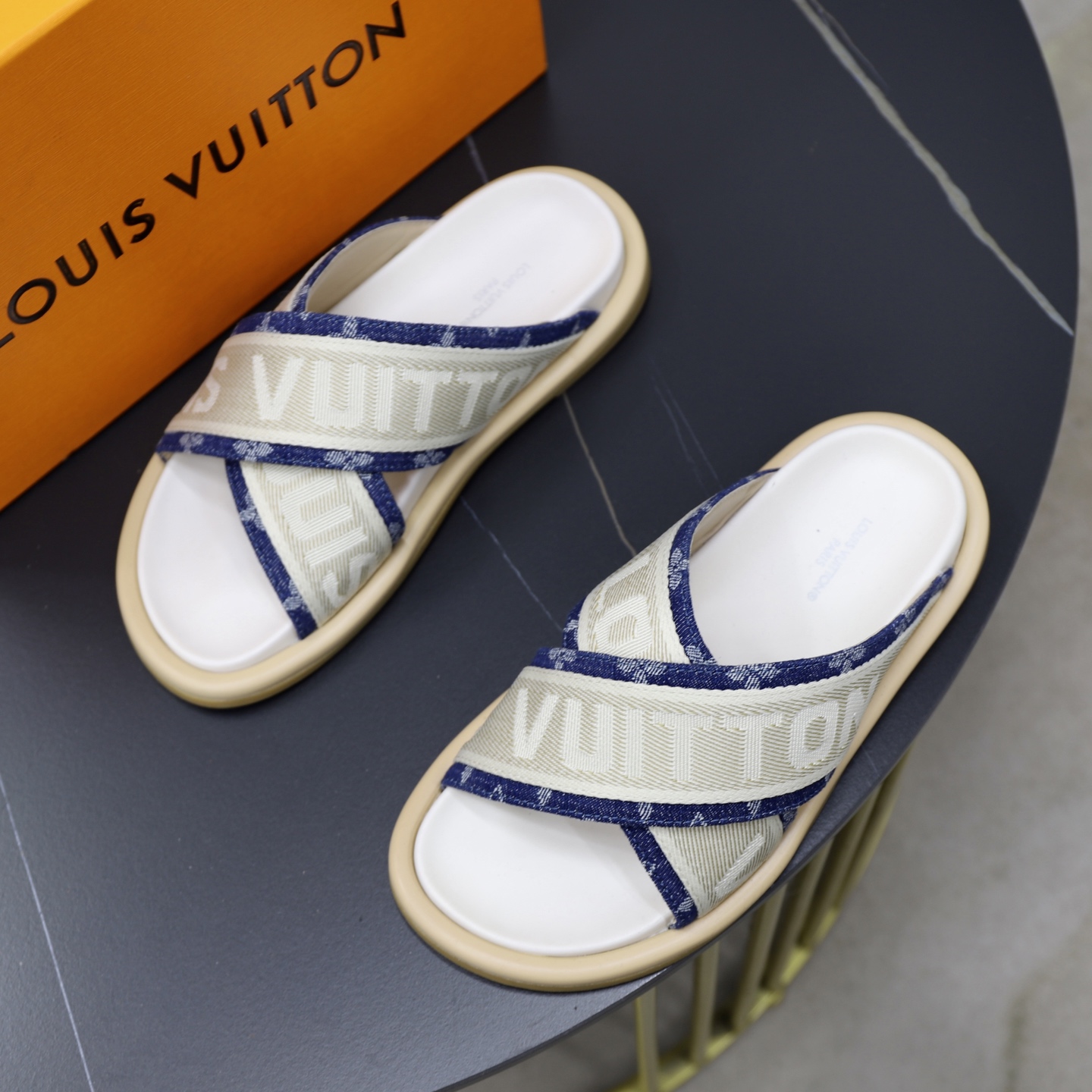 Louis Vuitton Embossed Couple Sandals - Fashionable & Comfortable Slip-Ons 3 i1740240851526 1001 0 1